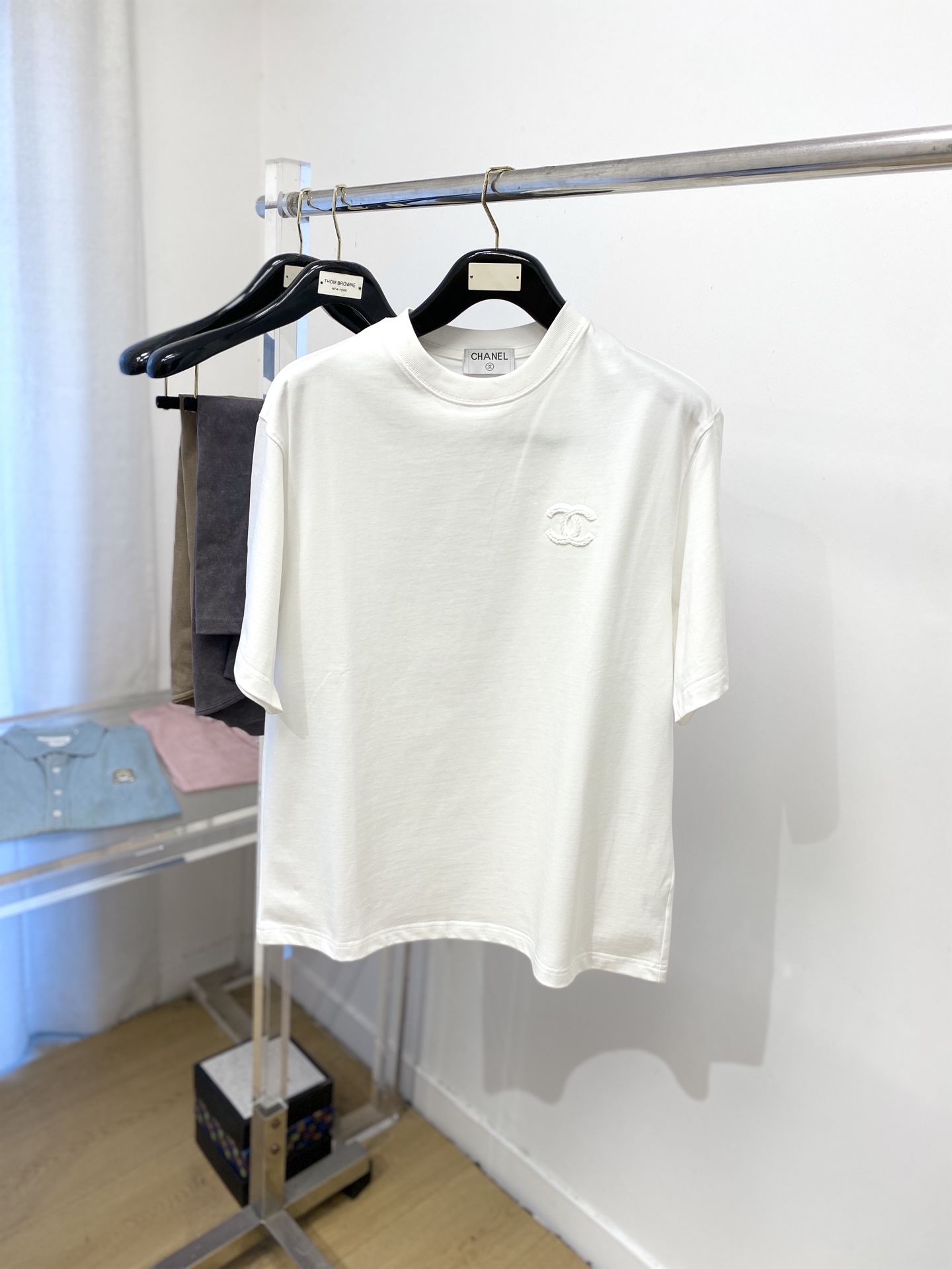 NO:470219,CHANEL Chanel, the latest short-sleeved T-shirt in 2025, handsome and fashionable, exquisite embroidered letter logo on the chest, simple and versatile style. The fabric cotton is not only crisp, maintains the trendy silhouette, and is comfortable to wear, and the yarn is more delicate, the number M-2XL, chanel, chanel, T-shirt, tees, t-shirt, alexander wang19860909CHANEL香奈儿、2025最新款短袖T恤,帅气时尚,胸前精致刺绣字母logo,简约百搭款.面料棉 不仅挺括,保持潮流的廓形,又穿着舒适,纱织更细腻,码数M-2XL,,chanel,chanel,T-shirt,tees，t-shirt,alexander wang,Men's clothing