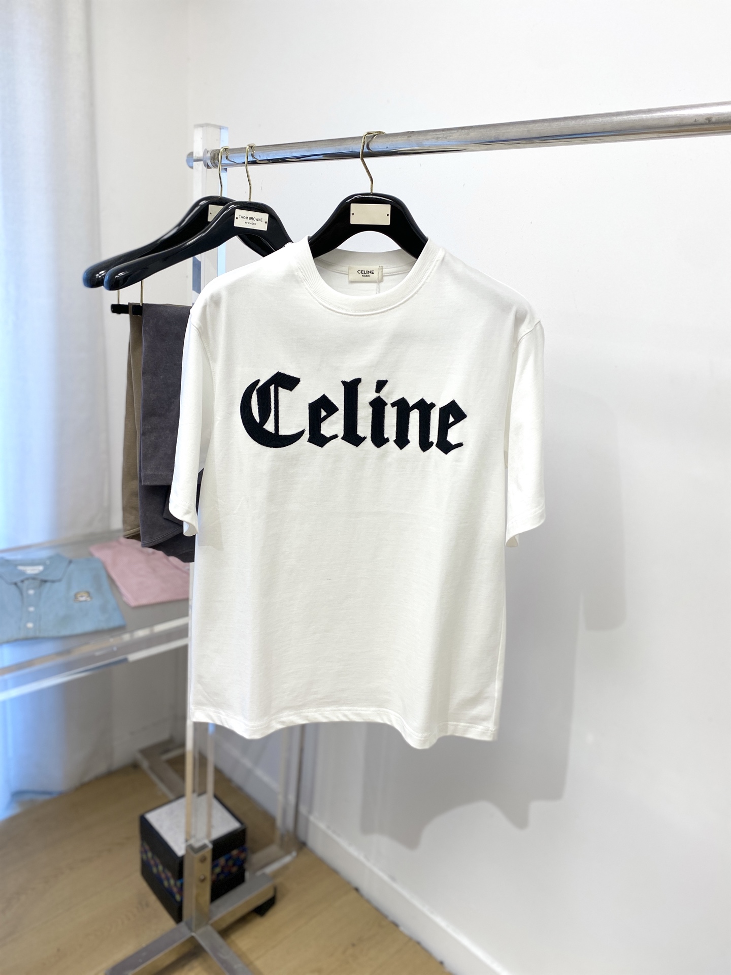 NO:470224,Celine, 2025 new short-sleeved T-shirt, handsome and fashionable, exquisite embroidered letter logo on the chest, simple and versatile style. Fabric cotton is not only crisp, maintains a fashionable silhouette, but also comfortable to wear, and the yarn is more delicate, the number M-2XL, celine, celine, T-shirt, tees, t-shirt, alexander wang19860909Celine 赛琳、2025新品短袖T恤,帅气时尚,胸前精致刺绣字母logo,简约百搭款.面料棉 不仅挺括,保持潮流的廓形,又穿着舒适,纱织更细腻,码数M-2XL,,celine,celine,T-shirt,tees，t-shirt,alexander wang,Men's clothing