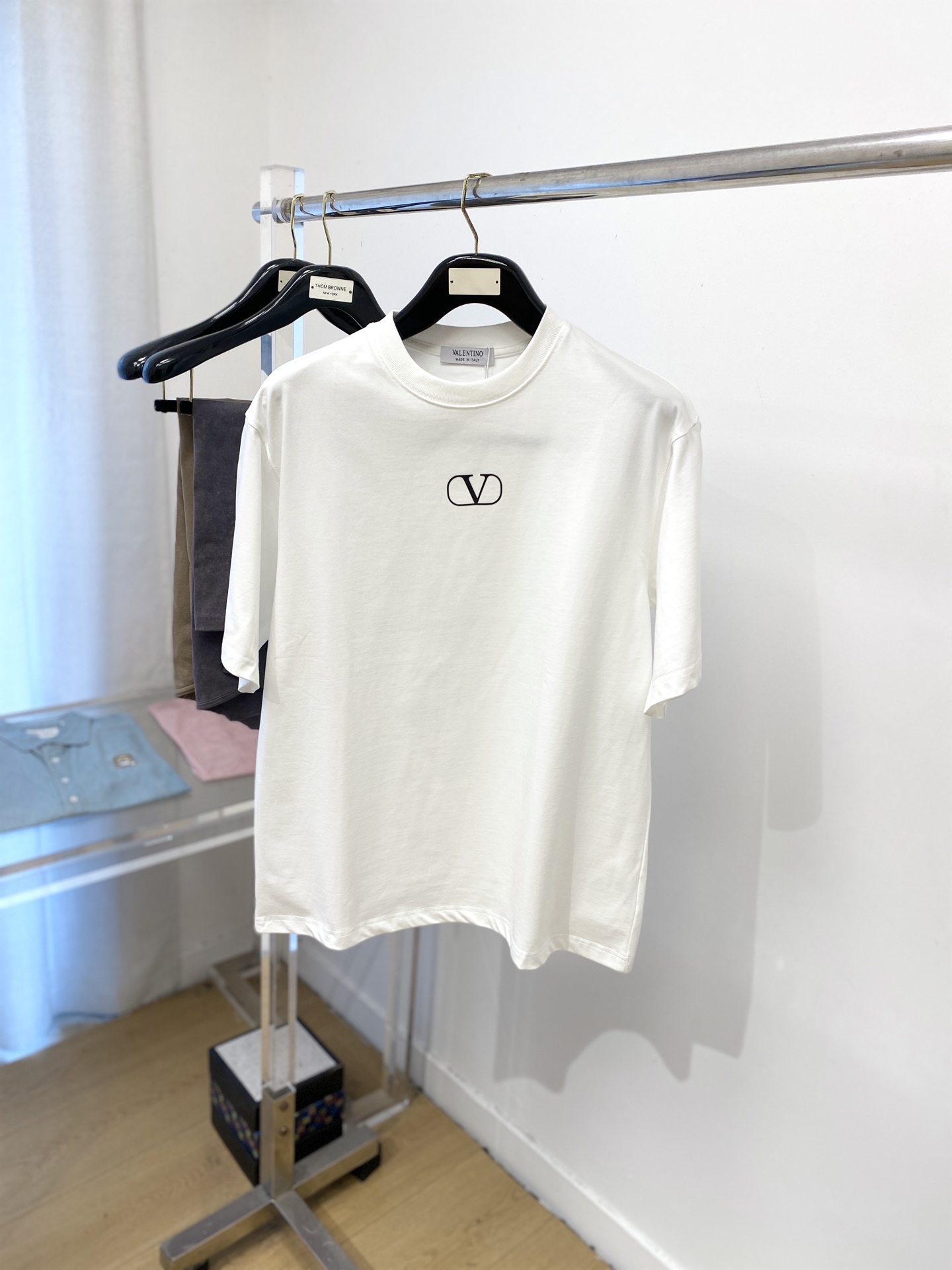 NO:470231,Valentino, 2025 new short-sleeved T-shirt, handsome and fashionable, top-grade glue-printed pattern logo on the chest, simple and versatile style. Fabric cotton is not only crisp, maintains a fashionable silhouette, and is comfortable to wear, and the yarn is more delicate. The number of codes M-2XL, valentino, T-shirt, tees, t-shirt, alexander wang19860909华伦天奴、2025新品短袖T恤,帅气时尚,胸口顶级印胶图案logo,简约百搭款.面料棉 不仅挺括,保持潮流的廓形,又穿着舒适,纱织更细腻,码数M-2XL,,valentino,T-shirt,tees，t-shirt,alexander wang,Men's clothing