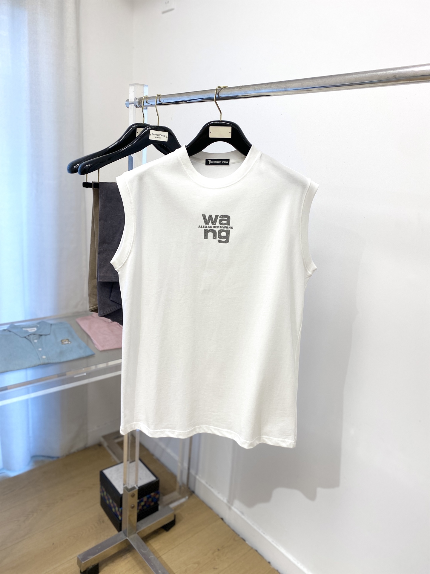 NO:467372,alexarderwang, 2025 new vest T-shirt, handsome and fashionable, top-grade printed glue decorative letter logo on the chest, simple and versatile style. Fabric cotton is not only crisp, maintains a fashionable silhouette, but also comfortable to wear, and the yarn is more delicate, S-XL, tees, t-shirt, alexander wang19860909alexarderwang、2025新品背心T恤,帅气时尚,胸口顶级印胶装饰字母logo,简约百搭款.面料棉 不仅挺括,保持潮流的廓形,又穿着舒适,纱织更细腻,码数S-XL,,tees，t-shirt,alexander wang,Men's clothing