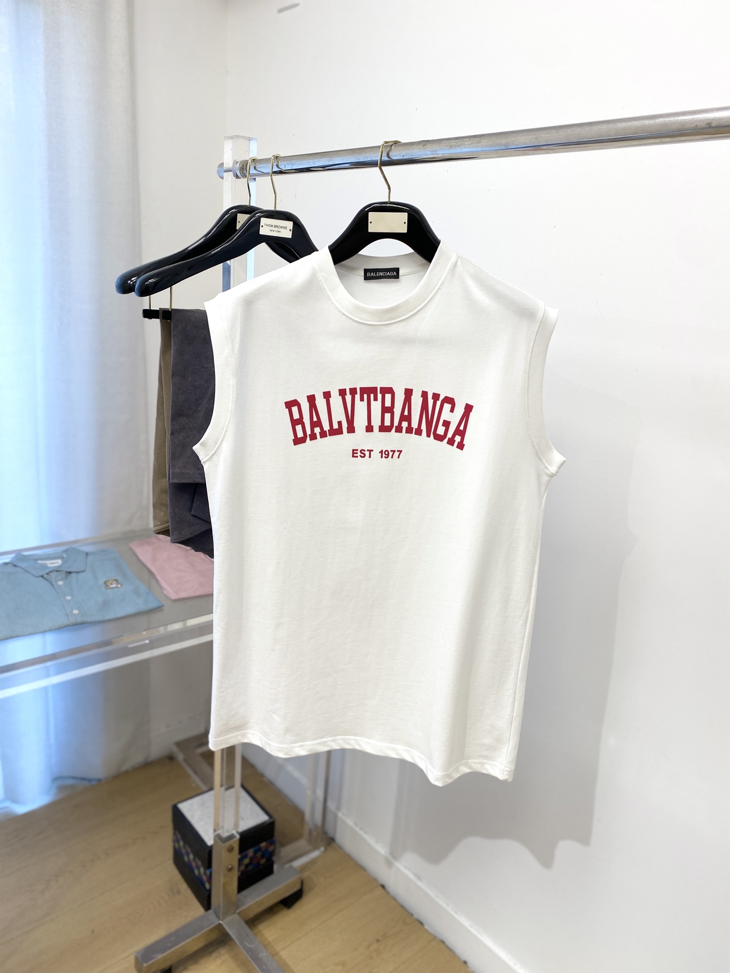NO:467379,Balenciaga, 2025 new vest T-shirt, handsome and fashionable, top-grade printed letter logo on the chest, simple and versatile style. Fabric cotton is not only crisp, maintains a fashionable silhouette, but also comfortable to wear, and the yarn is more delicate, S-XL, balenciaga, tees, t-shirt, alexander wang19860909巴黎世家、2025新品背心T恤,帅气时尚,胸口顶级印胶字母logo,简约百搭款.面料棉 不仅挺括,保持潮流的廓形,又穿着舒适,纱织更细腻,码数S-XL,,balenciaga,tees，t-shirt,alexander wang,Men's clothing