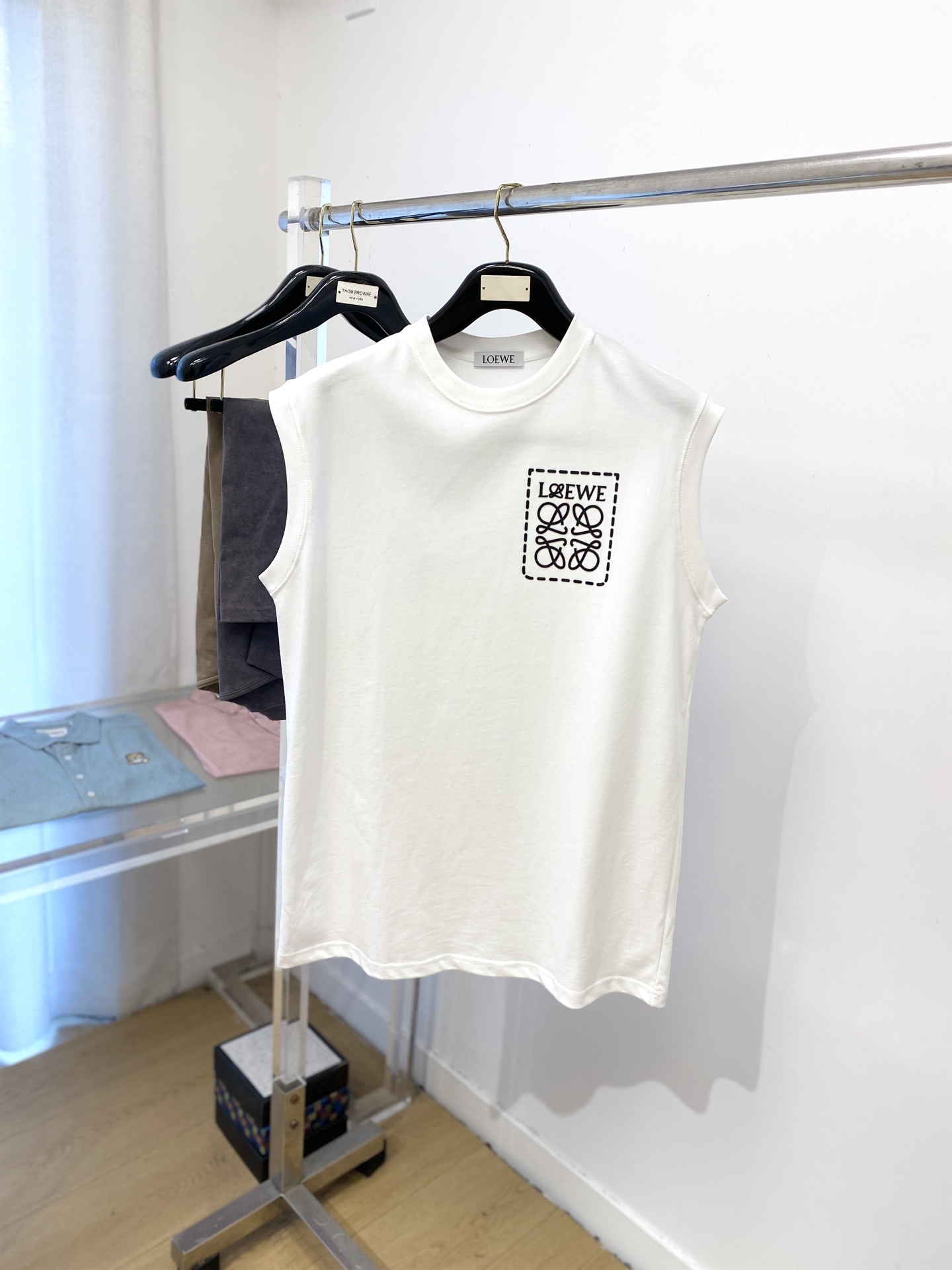 NO:467319,Luo Yiwei, 2025 new vest T-shirt, handsome and fashionable, top-grade glue-printed pattern letter logo on the chest, simple and versatile style. Fabric cotton is not only crisp, maintains a fashionable silhouette, but also comfortable to wear, and the yarn is more delicate, S-XL, loewe, tees, t-shirt, alexander wang19860909罗意威、2025新品背心T恤,帅气时尚,胸口顶级印胶图案字母logo,简约百搭款.面料棉 不仅挺括,保持潮流的廓形,又穿着舒适,纱织更细腻,码数S-XL,,loewe,tees，t-shirt,alexander wang,Men's clothing