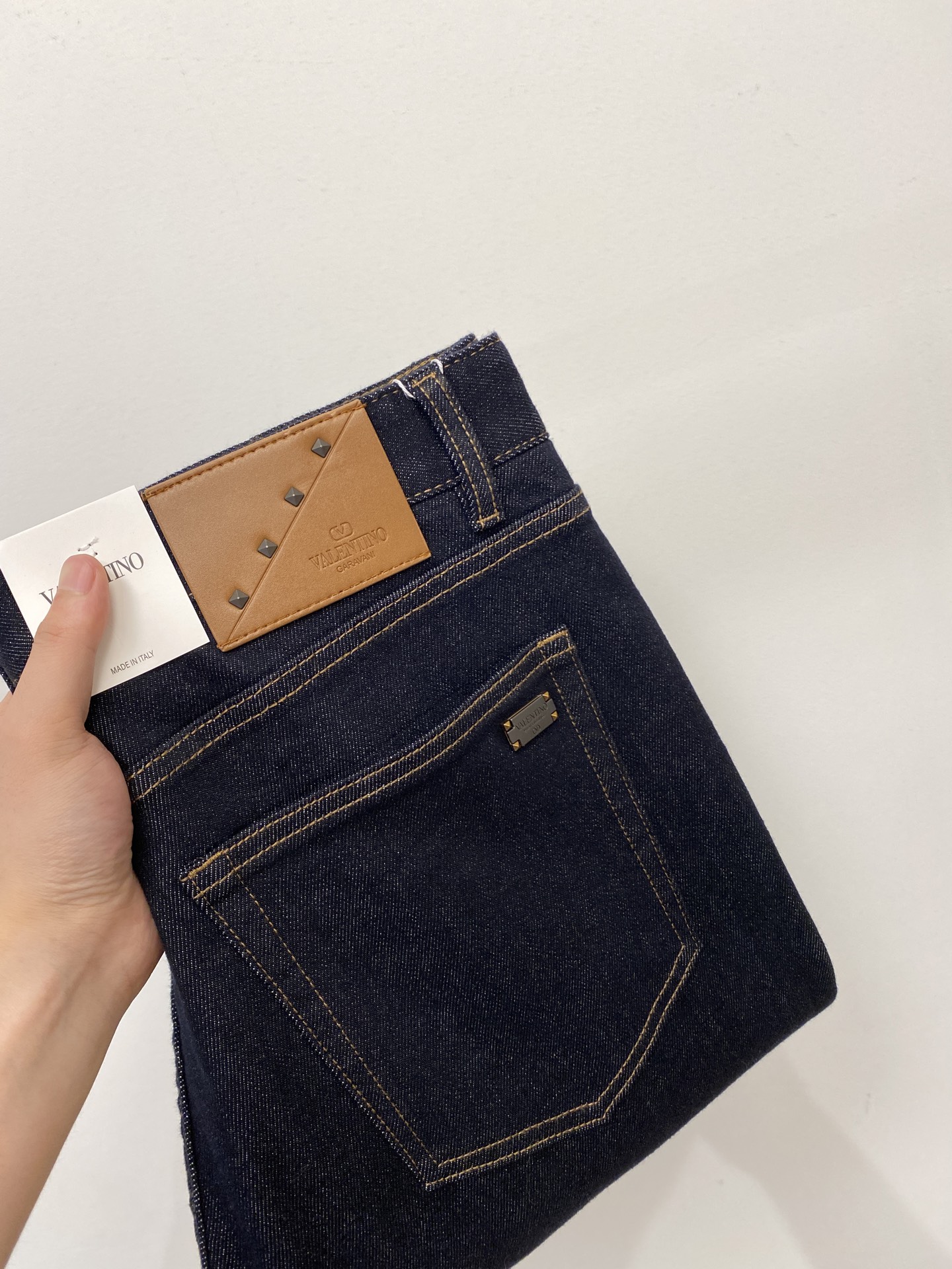 NO:467349,Valentino, 2025 latest products, special counters are available at the same time, original singles, washable casual jeans, imported original washable elastic fabric, comfortable and elastic, original hardware and auxiliary decorative logo, super positive style, extremely high grade, counter quality, fashionable and stylish upper body, 29-38, valentino, jeans, alexander wang19860909华伦天奴、2025最新品,专柜同步有售,原单狠货,水洗休闲牛仔裤,进口原版水洗弹力面料,舒适有弹性,原版五金辅料装饰logo,版型超正,档次极高,专柜品质,上身时尚有型,码数29-38,,valentino,jeans,alexander wang,Men's clothing