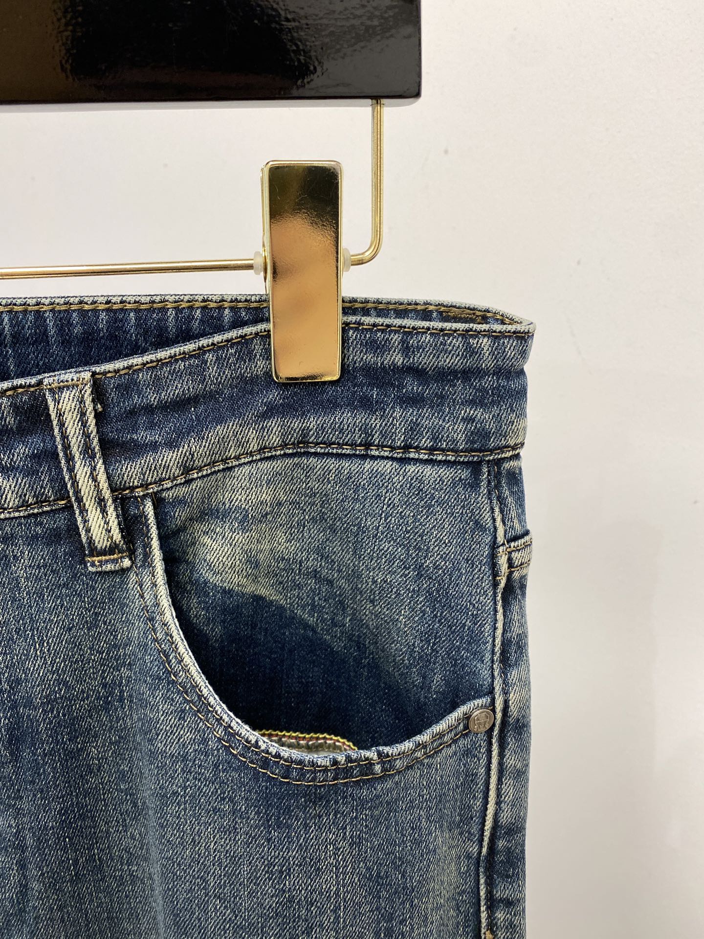 Brunello Cucinelli 2025 Latest Jeans Collection: Original Water-Washing Fabric and Hardware Details - 图片 4