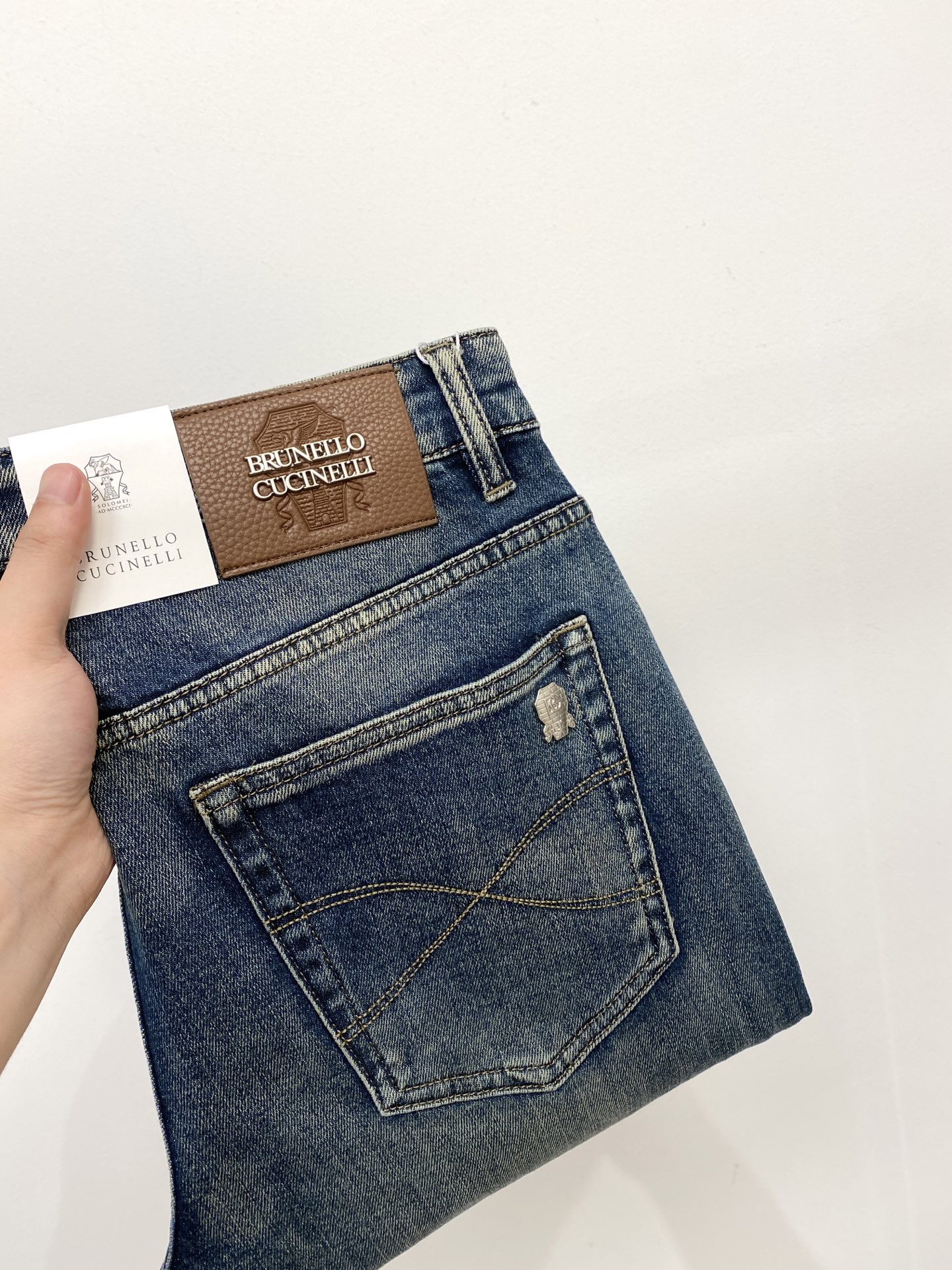Brunello Cucinelli 2025 Latest Jeans Collection: Original Water-Washing Fabric and Hardware Details