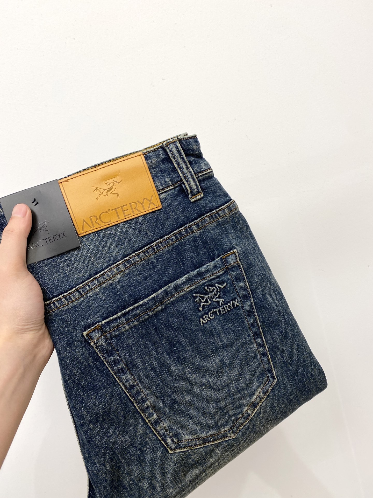 NO:472936,Archaeoptera bird, 2025 latest products, special counters are available at the same time, original single-order goods, water-washed casual jeans, imported original washing elastic fabric, comfortable and elastic, original hardware and auxiliary decorative logo, super positive style, extremely high grade, counter quality, fashionable and stylish upper body, 29-38, arc'teryx, jeans, alexander wang19860909始祖鸟、2025最新品,专柜同步有售,原单狠货,水洗休闲牛仔裤,进口原版水洗弹力面料,舒适有弹性,原版五金辅料装饰logo,版型超正,档次极高,专柜品质,上身时尚有型,码数29-38,arc'teryx,jeans,alexander wang,Men's clothing