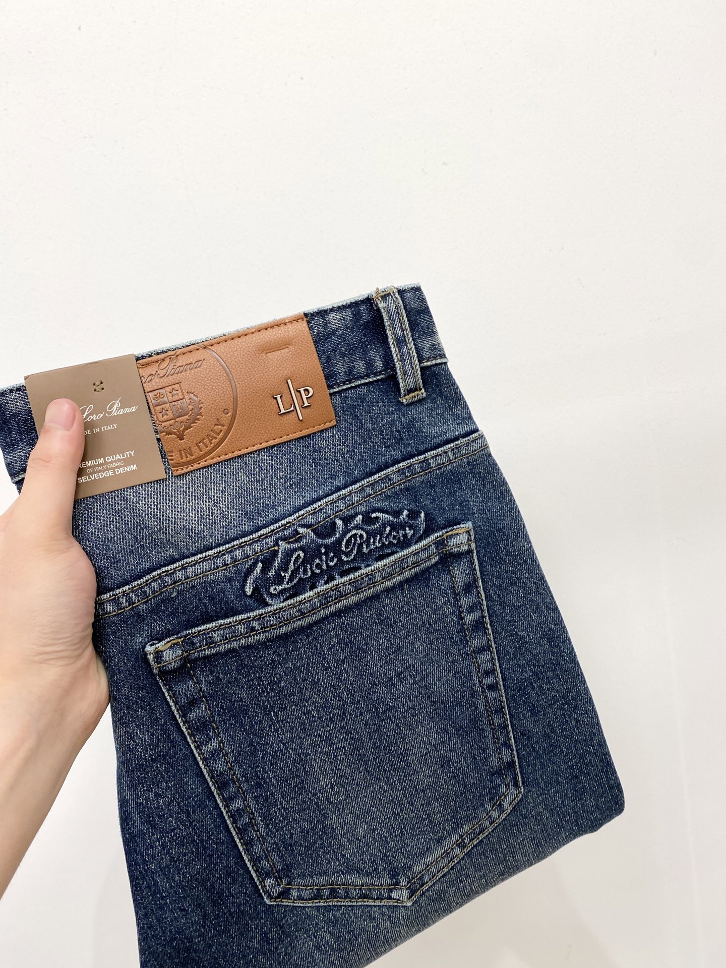 NO:472940,LP, 2025 latest products, special counters are available at the same time, original single-order goods, water-washed casual jeans, imported original washing elastic fabric, comfortable and elastic, original hardware and auxiliary decorative logo, super positive style, extremely high grade, counter quality, fashionable and stylish upper body, 29-38, loro piano, jeans, alexander wang19860909LP、2025最新品,专柜同步有售,原单狠货,水洗休闲牛仔裤,进口原版水洗弹力面料,舒适有弹性,原版五金辅料装饰logo,版型超正,档次极高,专柜品质,上身时尚有型,码数29-38,,loro piana,jeans,alexander wang,Men's clothing