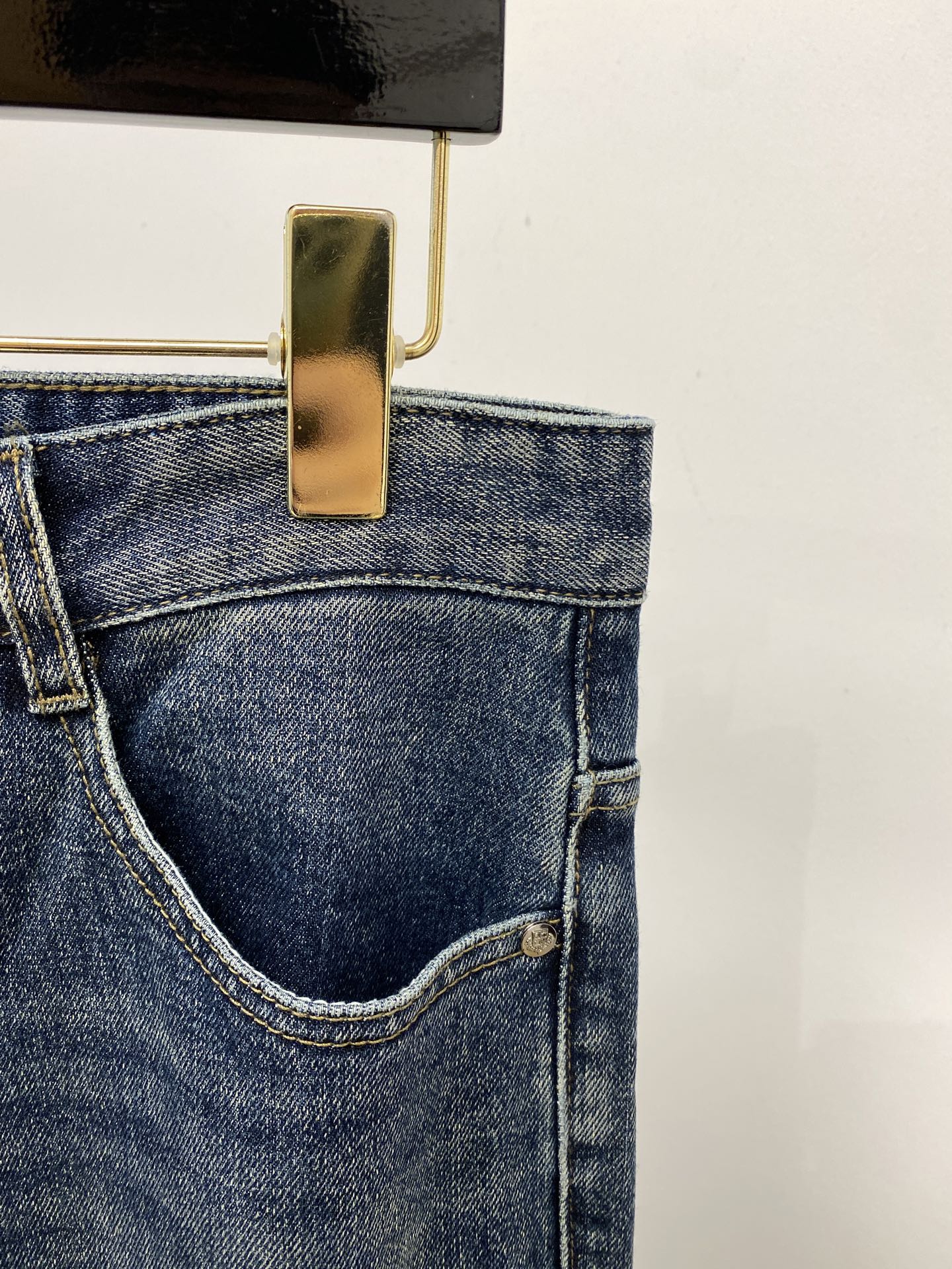 Fashionable Water-Cleaning Jeans with Original Fabric and Hardware: L.P. 2025 Collection - 图片 4