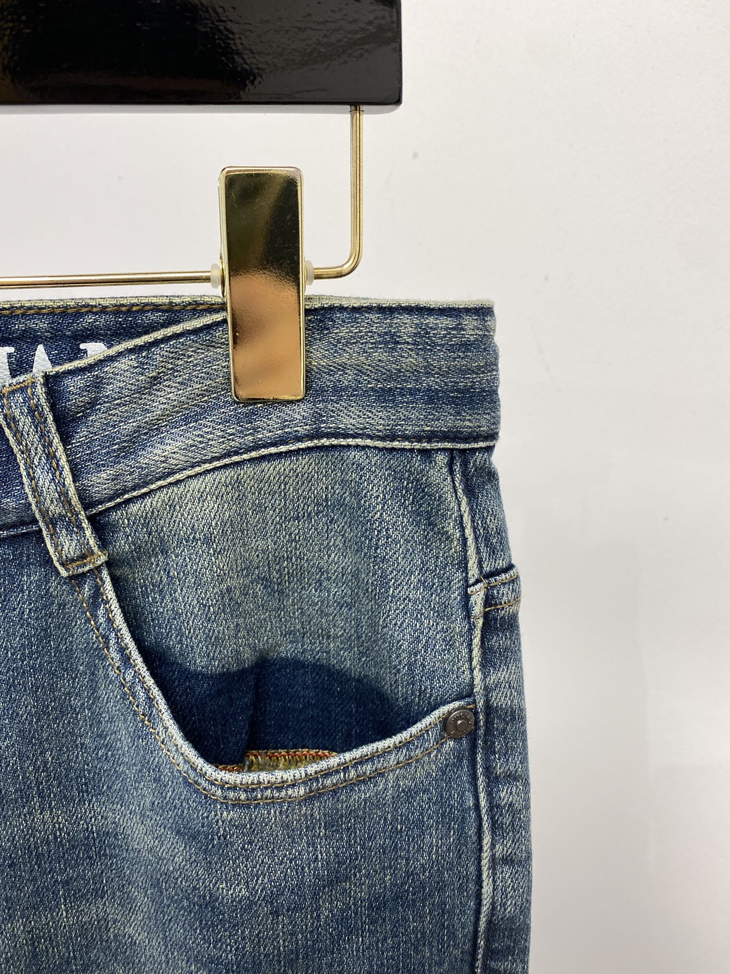 2025 Latest Single-Handed Water-Washed Jeans with Original Fabrics and Hardware - 图片 4