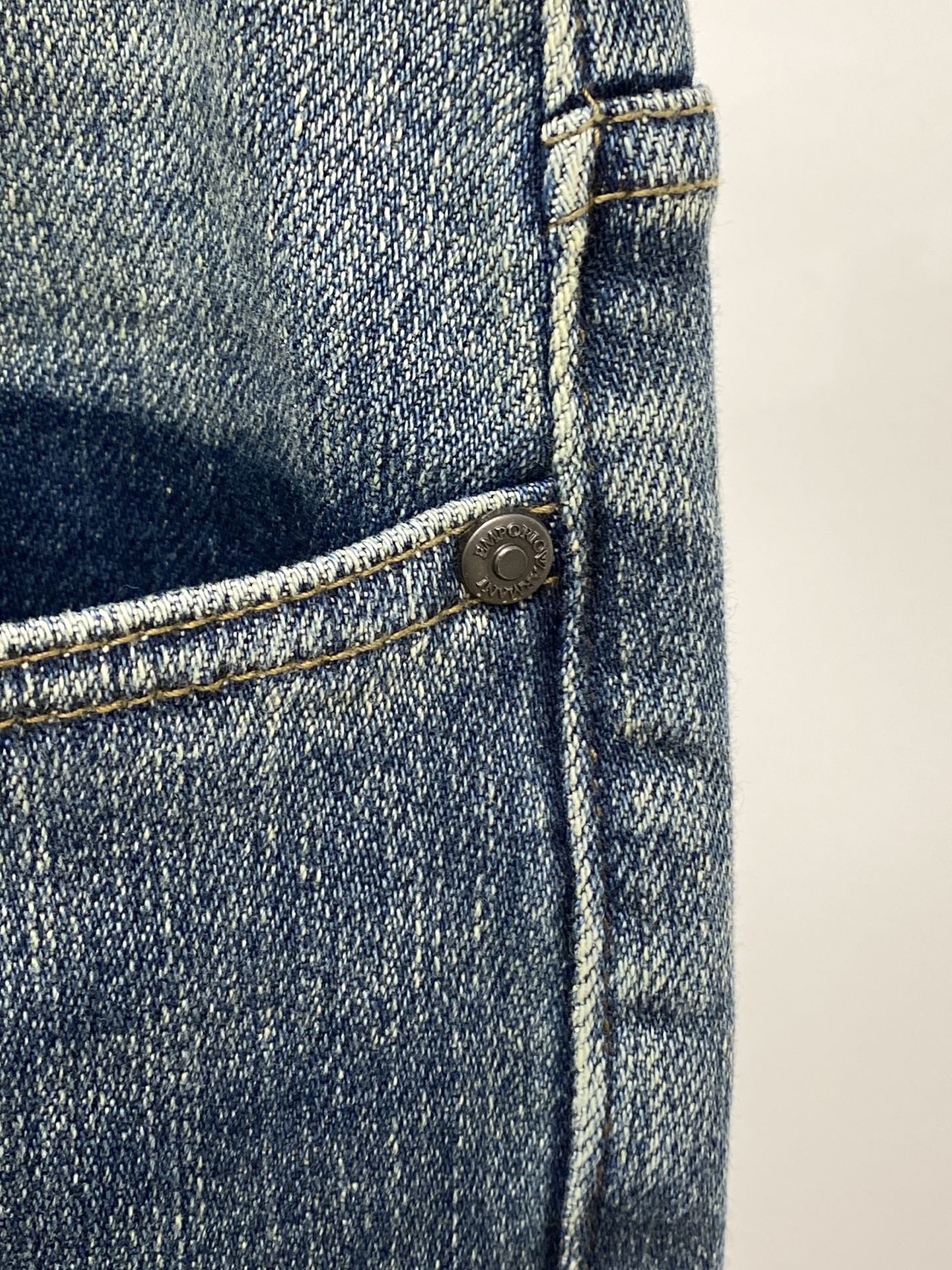 2025 Latest Single-Handed Water-Washed Jeans with Original Fabrics and Hardware - 图片 5