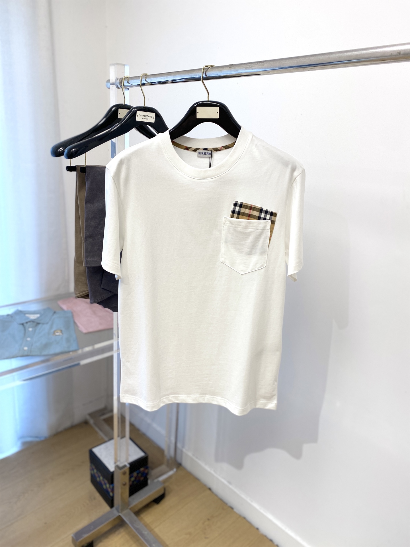 NO:463613,Burberry, 2025 new short-sleeved T-shirt, handsome and fashionable, classic Burberry checked logo on the chest, simple and versatile. Fabric cotton is not only crisp, maintains the trendy silhouette, and is also comfortable to wear, and the yarn is more delicate, the number M-3XL, burberry, T-shirt, tees, t-shirt, alexander wang19860909巴宝莉、2025新品短袖T恤,帅气时尚,胸前经典巴宝莉格纹logo,简约百搭款.面料棉 不仅挺括,保持潮流的廓形,又穿着舒适,纱织更细腻,码数M-3XL,,burberry,T-shirt,tees，t-shirt,alexander wang,Men's clothing