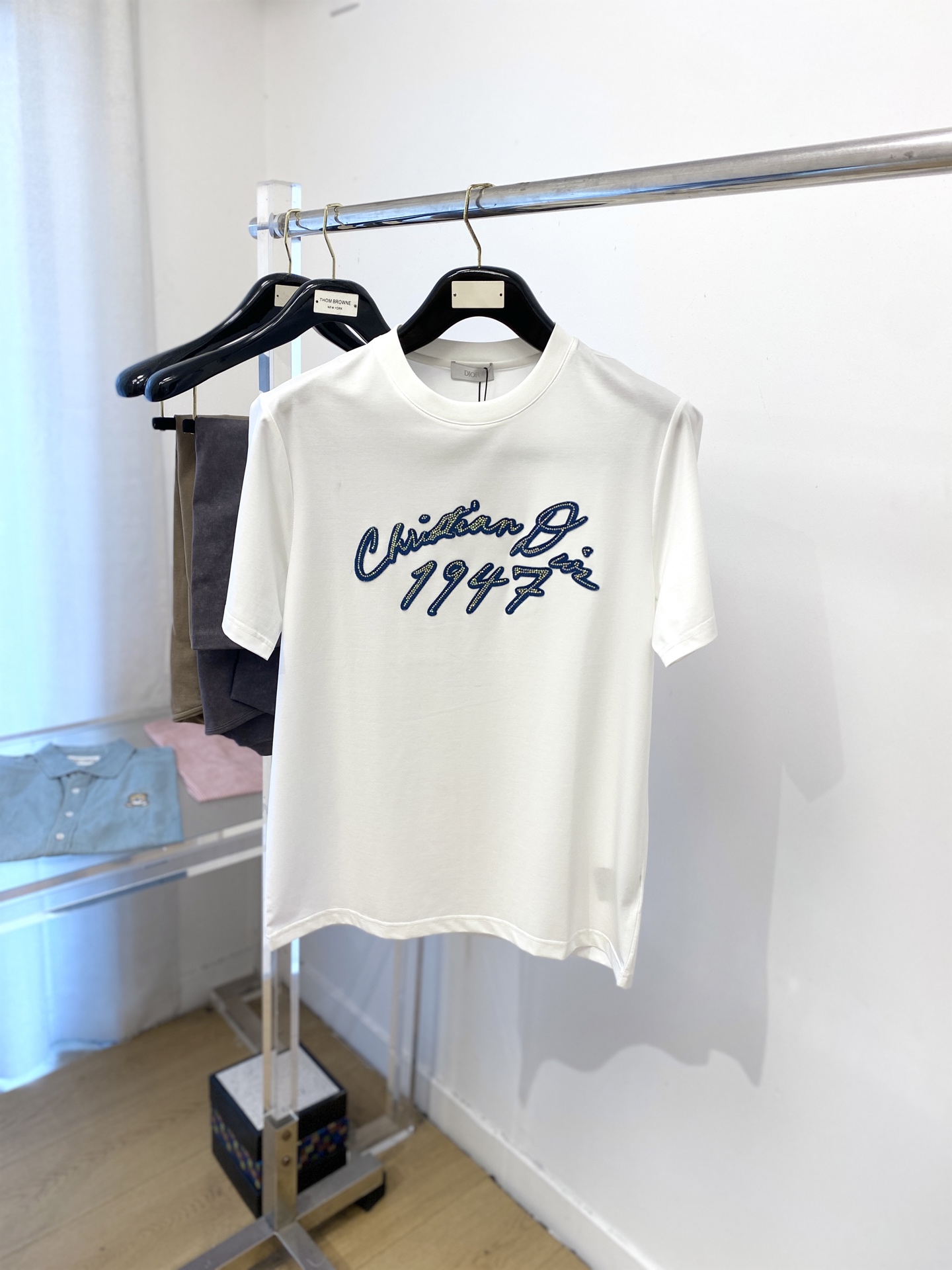 NO:463620,Dior, 2025 new short-sleeved T-shirt, handsome and fashionable, exquisite embroidered and silhouetted letter logo on the chest, simple and versatile style. Fabric cotton is not only crisp, maintains the trendy silhouette, but also comfortable to wear, and the yarn is more delicate, the number M-3XL, dior, T-shirt, tees, t-shirt, alexander wang19860909迪奥、2025新品短袖T恤,帅气时尚,胸前精致刺绣烫钻字母logo,简约百搭款.面料棉 不仅挺括,保持潮流的廓形,又穿着舒适,纱织更细腻,码数M-3XL,,dior,T-shirt,tees，t-shirt,alexander wang,Men's clothing