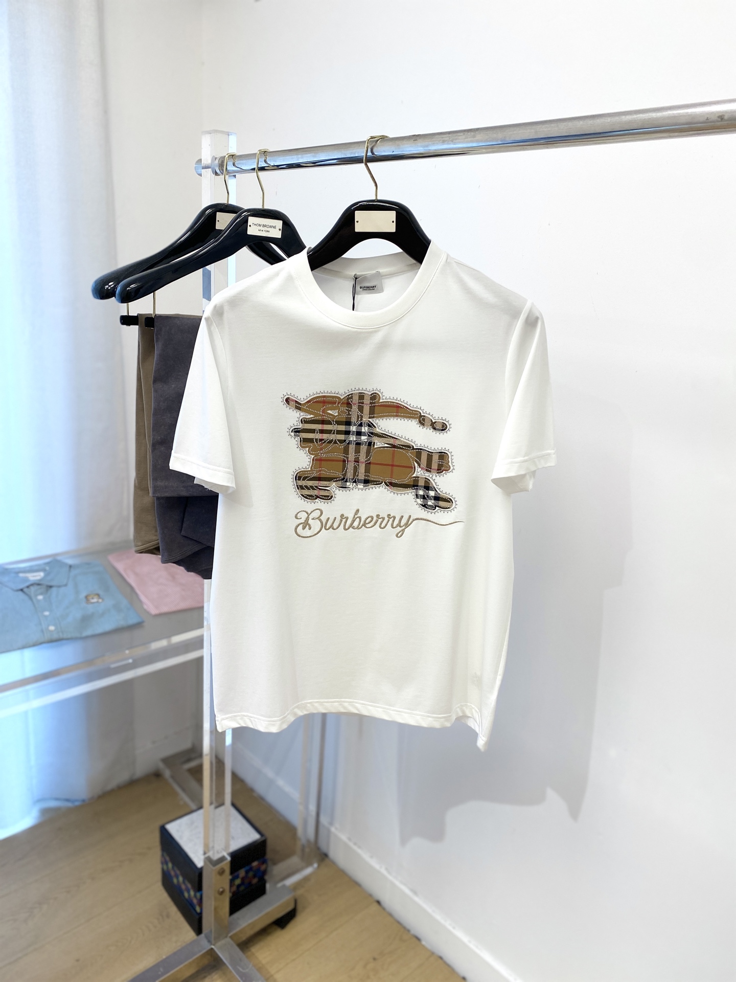 NO:463577,Burberry, 2025 new short-sleeved T-shirt, handsome and fashionable, exquisite embroidered and silhouetted on the chest, simple and versatile style. Fabric cotton is not only crisp, maintains the trendy silhouette, but also comfortable to wear, and the yarn is more delicate, the number M-3XL, burberry, T-shirt, tees, t-shirt, alexander wang19860909巴宝莉、2025新品短袖T恤,帅气时尚,胸前精致刺绣烫钻图案字母logo,简约百搭款.面料棉 不仅挺括,保持潮流的廓形,又穿着舒适,纱织更细腻,码数M-3XL,,burberry,T-shirt,tees，t-shirt,alexander wang,Men's clothing