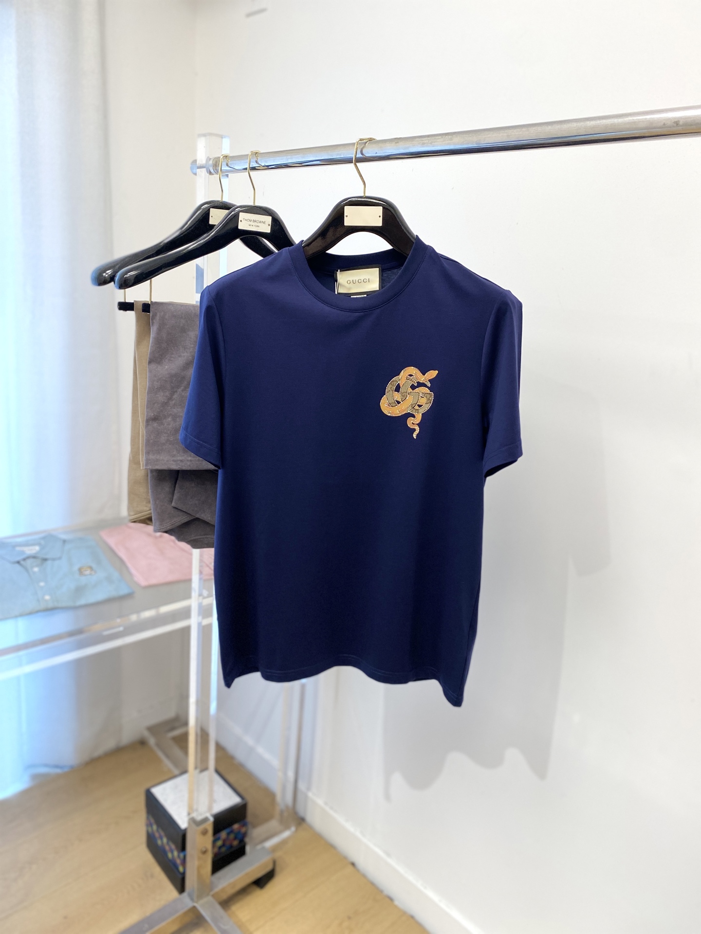 NO:461017,Guqi, 2025 new short-sleeved T-shirt, handsome and fashionable, chest embroidered and silhouetted logo, simple and versatile style. Fabric cotton is not only crisp, maintains a fashionable silhouette, but also comfortable to wear, and the yarn is more delicate, the number M-3XL, T-shirt,tees, t-shirt,alexander wang19860909古奇、2025新品短袖T恤,帅气时尚,胸前刺绣烫钻图案logo,简约百搭款.面料棉 不仅挺括,保持潮流的廓形,又穿着舒适,纱织更细腻,码数M-3XL,,T-shirt,tees，t-shirt,alexander wang,Men's clothing