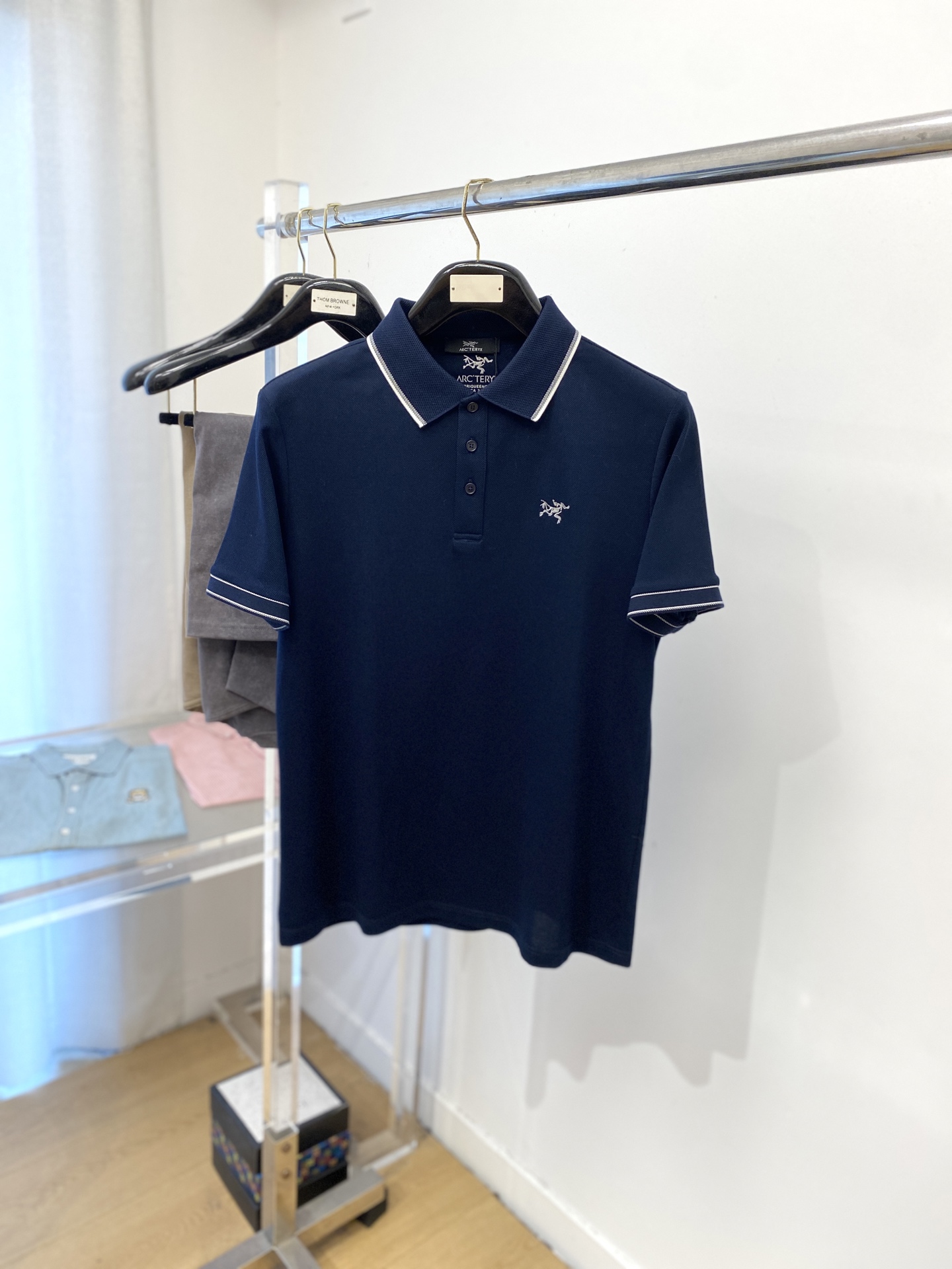 NO:470237,Archaeoptera Bird, 2025 new short-sleeved T-shirt, handsome and fashionable, exquisite embroidered pattern logo on the chest, simple and versatile style. Fabric cotton is not only crisp, maintains a fashionable silhouette, but also comfortable to wear, and the yarn is more delicate, the number M-3XL, arc'teryx, T-shirt,tees, t-shirt, alexander wang19860909始祖鸟、2025新品短袖T恤,帅气时尚,胸前精致刺绣图案logo,简约百搭款.面料棉 不仅挺括,保持潮流的廓形,又穿着舒适,纱织更细腻,码数M-3XL,arc'teryx,T-shirt,tees，t-shirt,alexander wang,Men's clothing