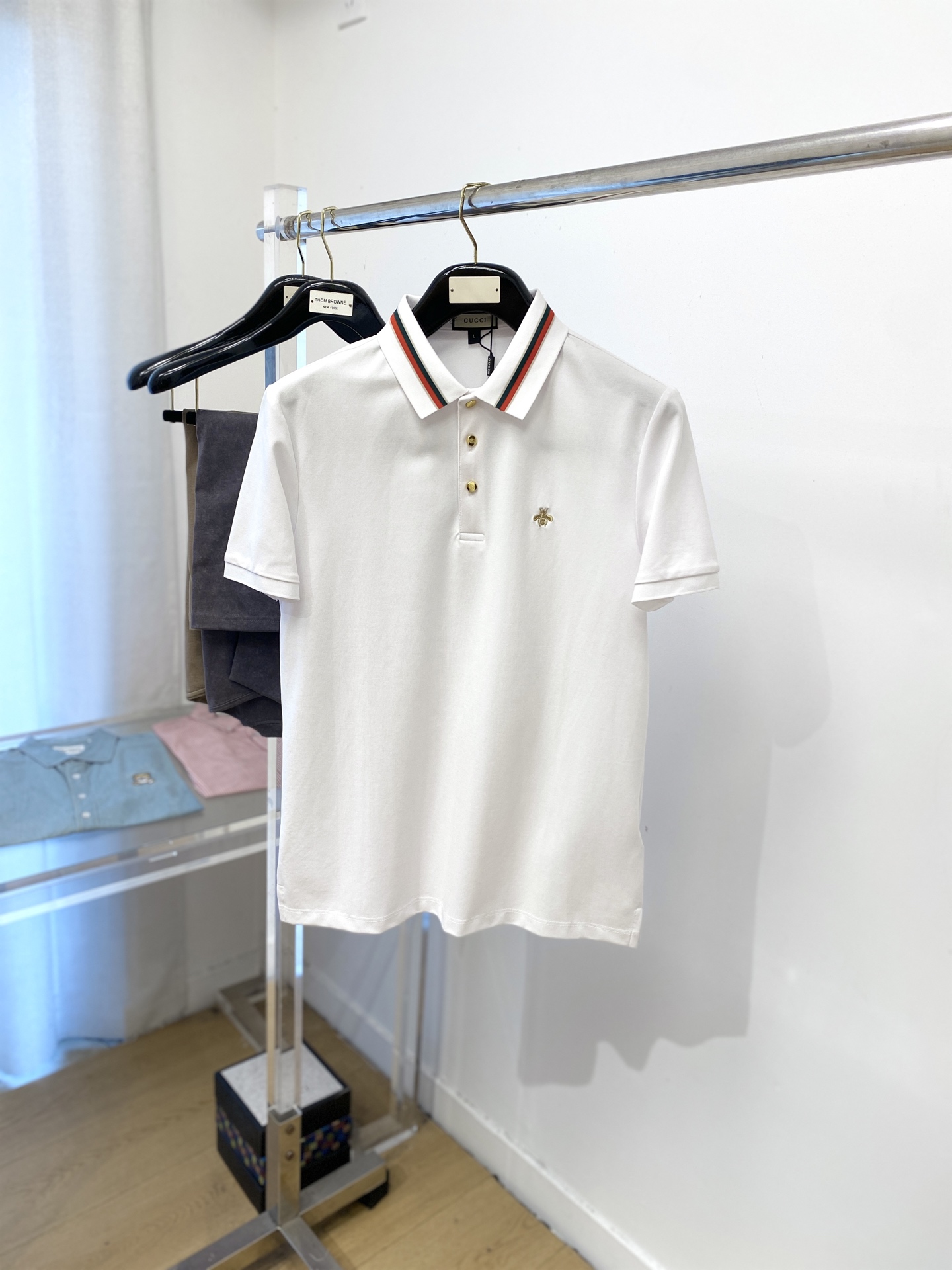 NO:470209,Guqi, 2025 new short-sleeved T-shirt, handsome and fashionable, exquisite embroidered pattern logo on the chest, simple and versatile style. The fabric cotton is not only crisp, maintains the trendy silhouette, and is also comfortable to wear, and the yarn is more delicate, the number M-3XL, T-shirt,tees, t-shirt,alexander wang19860909古奇、2025新品短袖T恤,帅气时尚,胸前精致刺绣图案logo,简约百搭款.面料棉 不仅挺括,保持潮流的廓形,又穿着舒适,纱织更细腻,码数M-3XL,,T-shirt,tees，t-shirt,alexander wang,Men's clothing