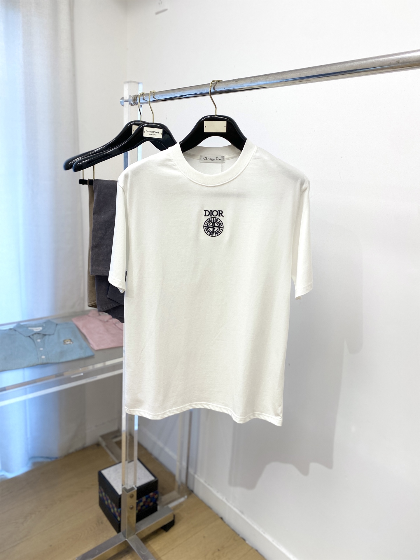 NO:467333,Dior, 2025 new short-sleeved T-shirt, handsome and fashionable, exquisite embroidered pattern letter logo on the chest, simple and versatile style. Fabric cotton is not only crisp, maintains a fashionable silhouette, but also comfortable to wear, and the yarn is more delicate, S-XXL,,dior,T-shirt,tees,t-shirt,alexander wang19860909迪奥、2025新品短袖T恤,帅气时尚,胸前精致刺绣图案字母logo,简约百搭款.面料棉 不仅挺括,保持潮流的廓形,又穿着舒适,纱织更细腻,码数S-XXL,,dior,T-shirt,tees，t-shirt,alexander wang,Men's clothing