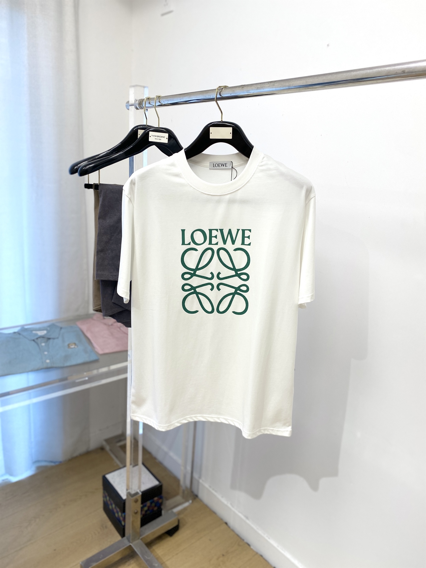 NO:467339,Luo Yiwei, 2025 new short-sleeved T-shirt, handsome and fashionable, top-grade glue-printed letter logo on the chest, simple and versatile style. The fabric cotton is not only crisp, maintains the trendy silhouette, but also comfortable to wear, and the yarn is more delicate, the number S-XXL, loewe, T-shirt, tees, t-shirt, alexander wang19860909罗意威、2025新品短袖T恤,帅气时尚,胸前顶级印胶图案字母logo,简约百搭款.面料棉 不仅挺括,保持潮流的廓形,又穿着舒适,纱织更细腻,码数S-XXL,,loewe,T-shirt,tees，t-shirt,alexander wang,Men's clothing