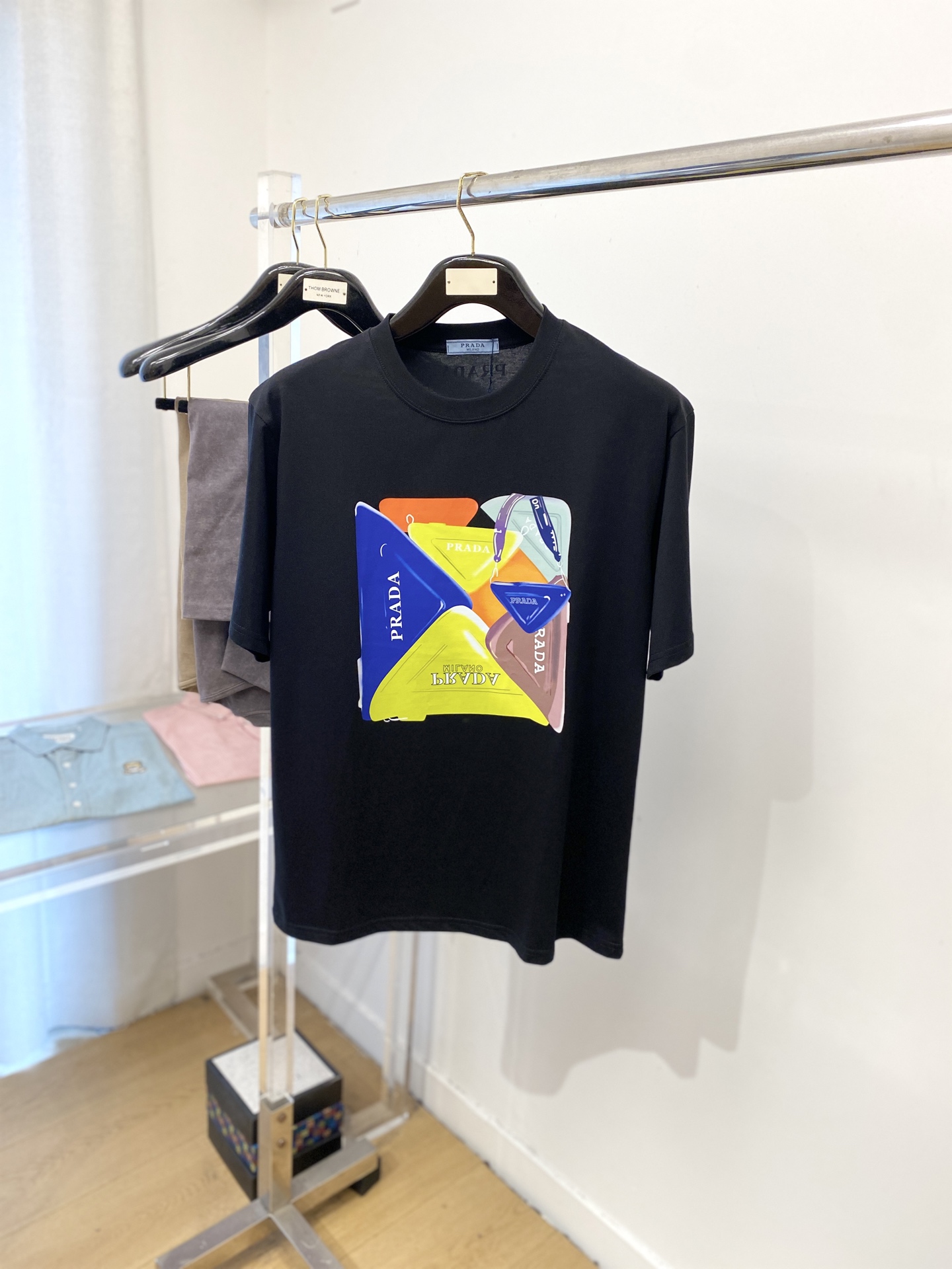 NO:467347,Prada, 2025 new short-sleeved T-shirt, handsome and fashionable, top-grade printed pattern letter logo on the chest, simple and versatile style. Fabric cotton is not only crisp, maintains a fashionable silhouette, but also comfortable to wear, and the yarn is more delicate, S-XXL, prada, T-shirt, tees, t-shirt, alexander wang19860909普拉达、2025新品短袖T恤,帅气时尚,胸前顶级印花图案字母logo,简约百搭款.面料棉 不仅挺括,保持潮流的廓形,又穿着舒适,纱织更细腻,码数S-XXL,,prada,T-shirt,tees，t-shirt,alexander wang,Men's clothing