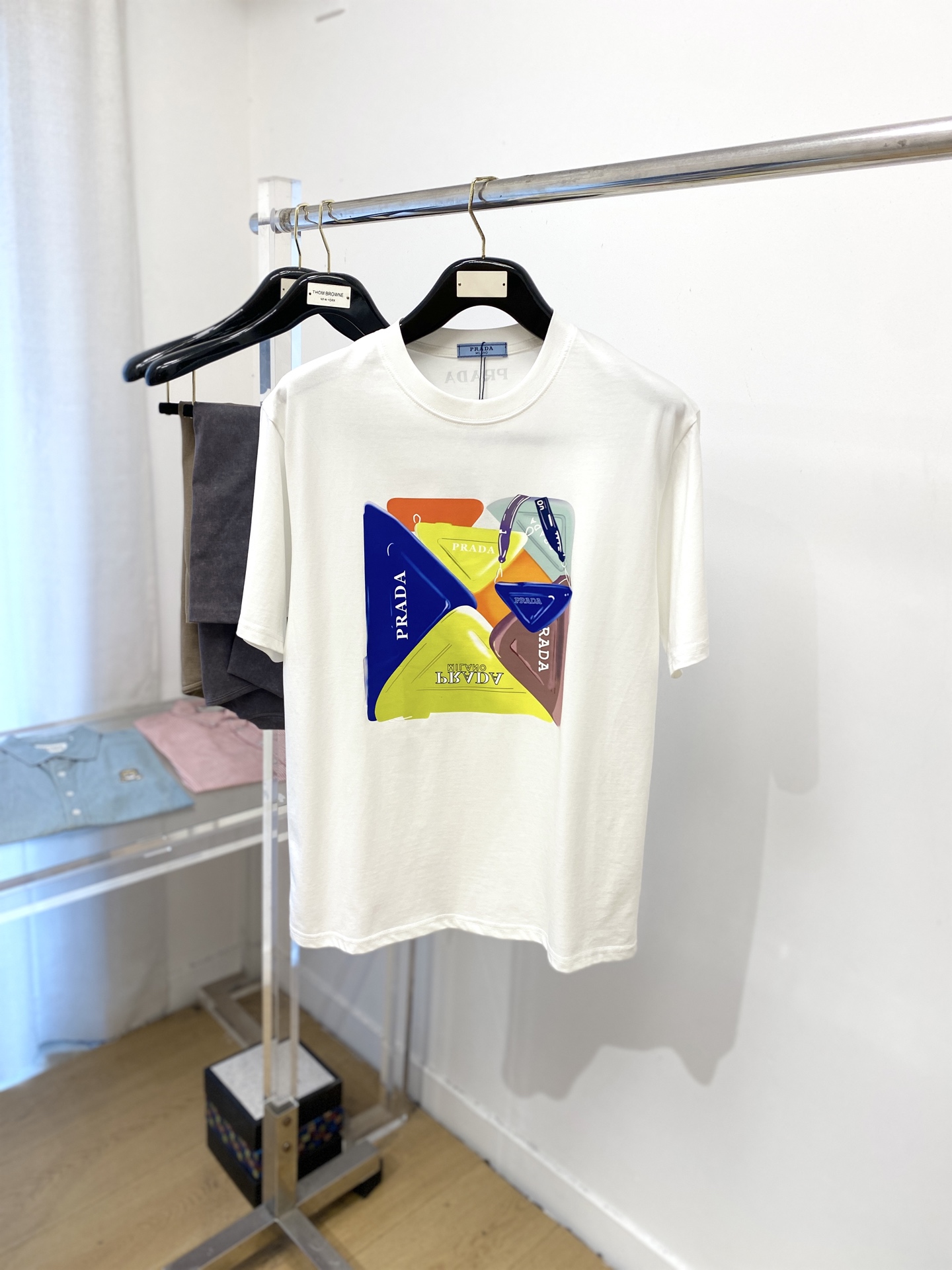 NO:467363,Prada, 2025 new short-sleeved T-shirt, handsome and fashionable, top-grade printed pattern letter logo on the chest, simple and versatile style. Fabric cotton is not only crisp, maintains a fashionable silhouette, but also comfortable to wear, and the yarn is more delicate, S-XXL, prada, T-shirt, tees, t-shirt, alexander wang19860909普拉达、2025新品短袖T恤,帅气时尚,胸前顶级印花图案字母logo,简约百搭款.面料棉 不仅挺括,保持潮流的廓形,又穿着舒适,纱织更细腻,码数S-XXL,,prada,T-shirt,tees，t-shirt,alexander wang,Men's clothing