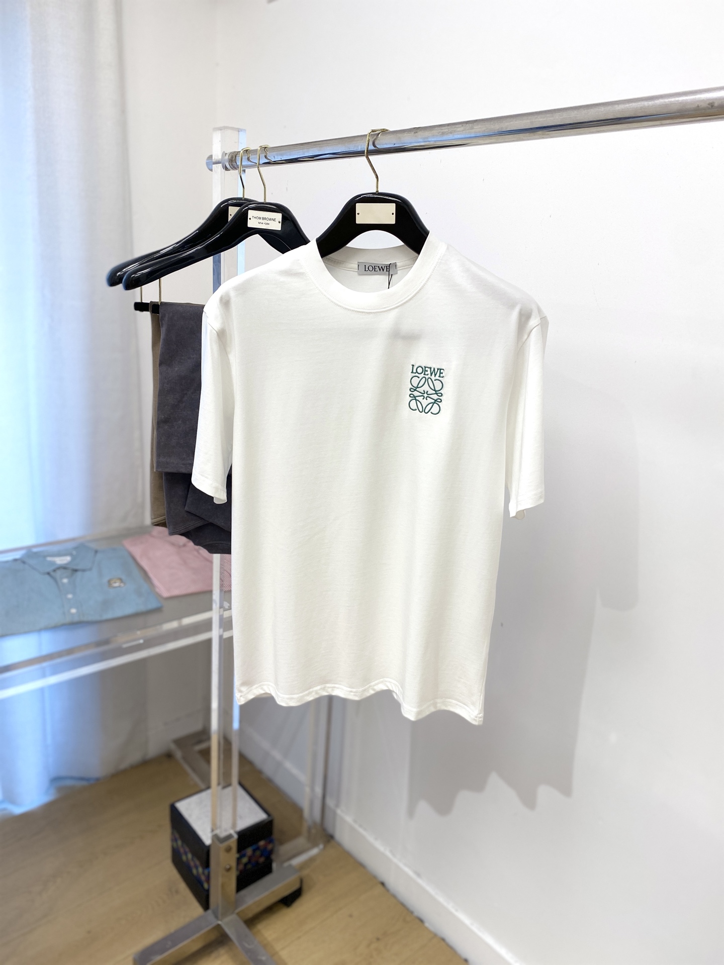 NO:467355,Luo Yiwei, 2025 new short-sleeved T-shirt, handsome and fashionable, exquisite embroidered pattern letter logo on the chest, simple and versatile style. The fabric cotton is not only crisp, maintains the trendy silhouette, but also comfortable to wear, and the yarn is more delicate, the number S-XXL, loewe, T-shirt, tees, t-shirt, alexander wang19860909罗意威、2025新品短袖T恤,帅气时尚,胸前精致刺绣图案字母logo,简约百搭款.面料棉 不仅挺括,保持潮流的廓形,又穿着舒适,纱织更细腻,码数S-XXL,,loewe,T-shirt,tees，t-shirt,alexander wang,Men's clothing