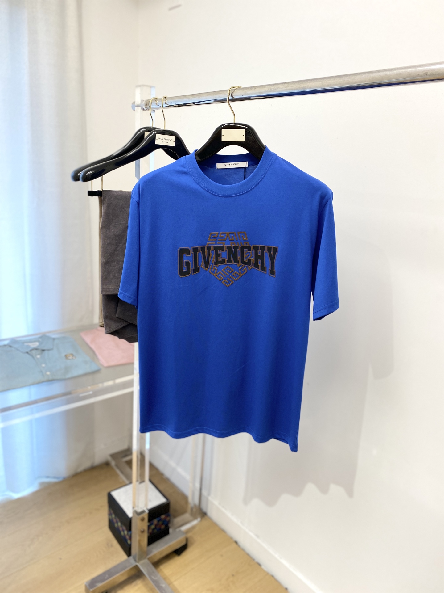 NO:467378,Givenchy, 2025 new short-sleeved T-shirt, handsome and fashionable, top-grade printed letter logo on the chest, simple and versatile style. Fabric cotton is not only crisp, maintains a fashionable silhouette, but also comfortable to wear, and the yarn is more delicate, S-XXL, given, T-shirt, tees, t-shirt, alexander wang19860909纪梵希、2025新品短袖T恤,帅气时尚,胸前顶级印胶字母logo,简约百搭款.面料棉 不仅挺括,保持潮流的廓形,又穿着舒适,纱织更细腻,码数S-XXL,,givenchy,T-shirt,tees，t-shirt,alexander wang,Men's clothing