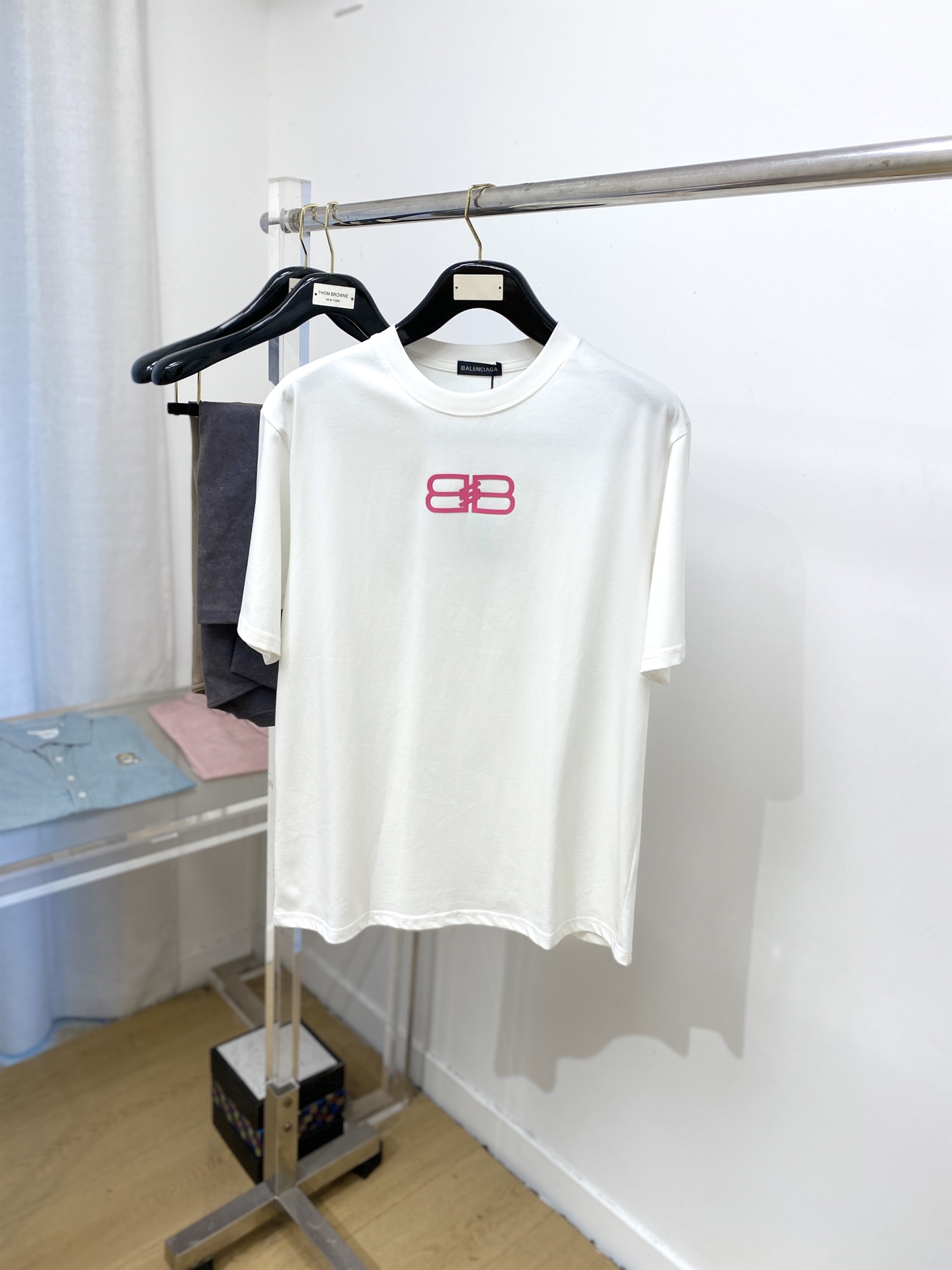 NO:463557,Balenciaga, 2025 new short-sleeved T-shirt, handsome and fashionable, top-grade glue-printed pattern logo on the chest, simple and versatile style. Fabric cotton is not only crisp, maintains a fashionable silhouette, but also comfortable to wear, and the yarn is more delicate, S-XXL, balenciaga, T-shirt, tees, t-shirt, alexander wang19860909巴黎世家、2025新品短袖T恤,帅气时尚,胸口顶级印胶图案logo,简约百搭款.面料棉 不仅挺括,保持潮流的廓形,又穿着舒适,纱织更细腻,码数S-XXL,,balenciaga,T-shirt,tees，t-shirt,alexander wang,Men's clothing