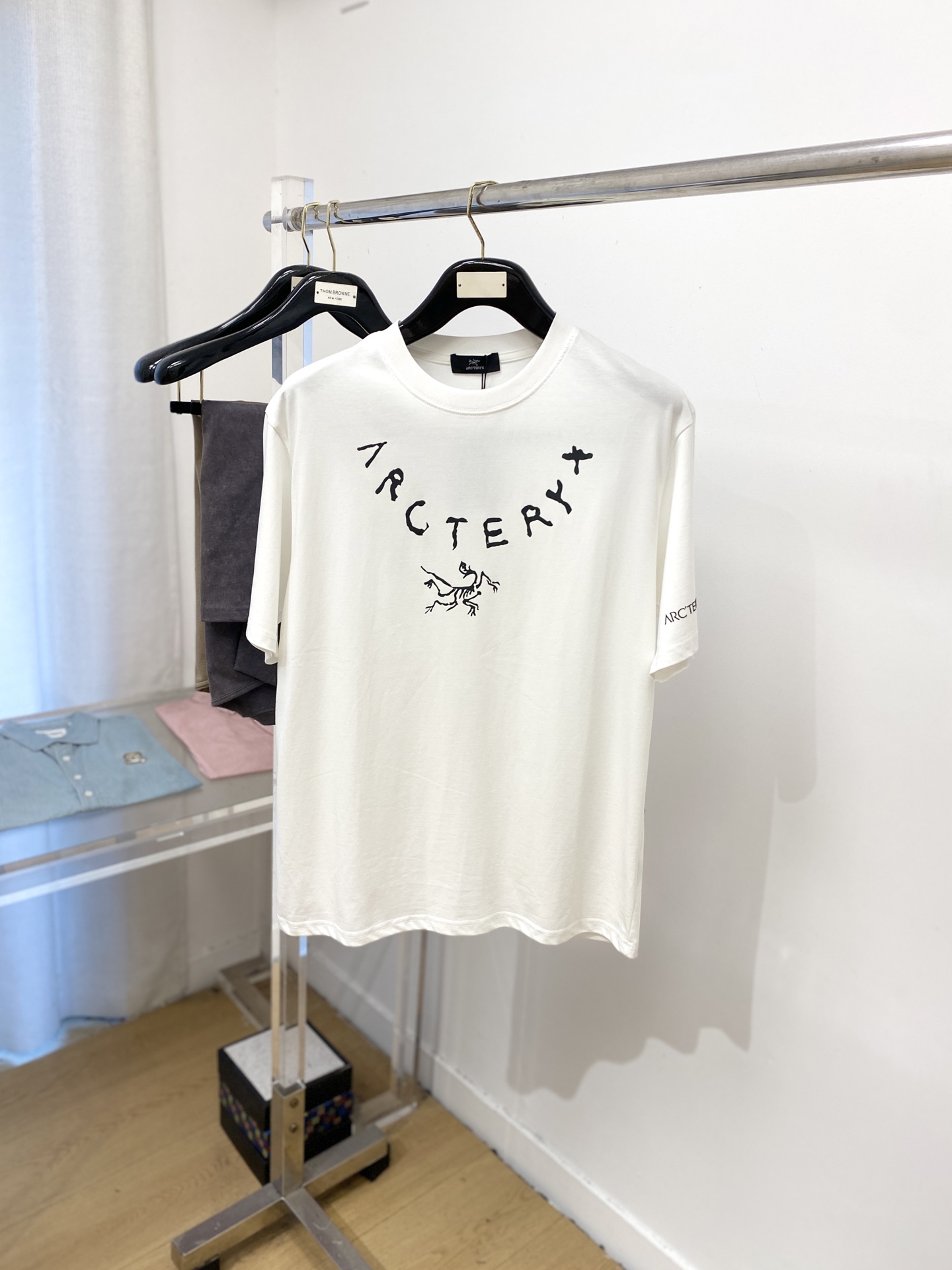 NO:463562,Archaeoptera Bird, 2025 new short-sleeved T-shirt, handsome and fashionable, top-grade printed letter pattern logo on the chest, simple and versatile style. Fabric cotton is not only crisp, maintains a fashionable silhouette, but also comfortable to wear, and the yarn is more delicate, S-XXL, arc'teryx, T-shirt, tees, t-shirt, alexander wang19860909始祖鸟、2025新品短袖T恤,帅气时尚,胸口顶级印花字母图案logo,简约百搭款.面料棉 不仅挺括,保持潮流的廓形,又穿着舒适,纱织更细腻,码数S-XXL,arc'teryx,T-shirt,tees，t-shirt,alexander wang,Men's clothing