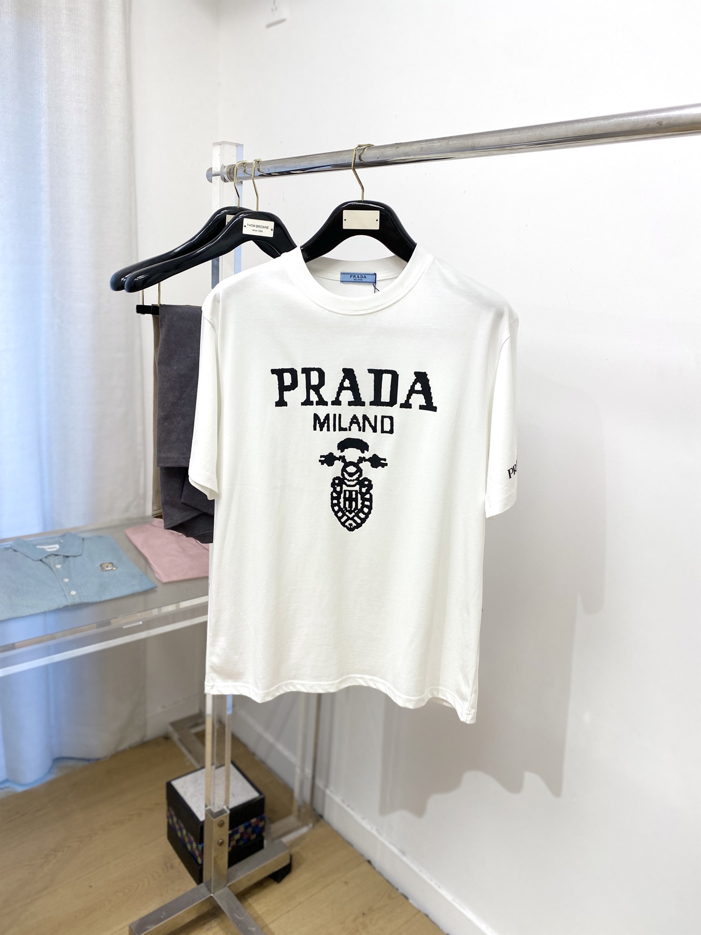 NO:463569,Prada, 2025 new short-sleeved T-shirt, handsome and fashionable, top-grade printed letter pattern logo on the chest, simple and versatile style. Fabric cotton is not only crisp, maintains a fashionable silhouette, but also comfortable to wear, and the yarn is more delicate, S-XXL, prada, T-shirt, tees, t-shirt, alexander wang19860909普拉达、2025新品短袖T恤,帅气时尚,胸口顶级印花字母图案logo,简约百搭款.面料棉 不仅挺括,保持潮流的廓形,又穿着舒适,纱织更细腻,码数S-XXL,,prada,T-shirt,tees，t-shirt,alexander wang,Men's clothing