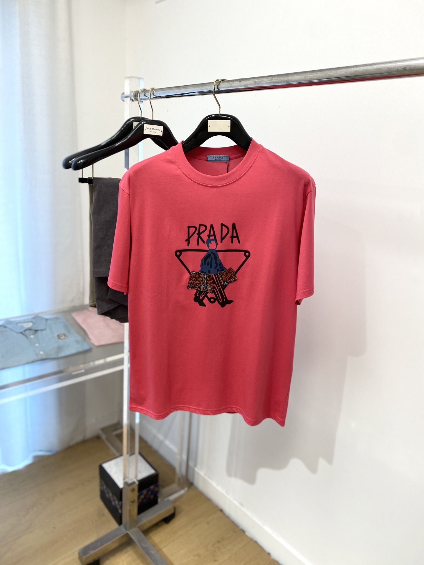 NO:463583,Prada, 2025 new short-sleeved T-shirt, handsome and fashionable, top-grade printed letter pattern logo on the chest, simple and versatile style. The fabric cotton is not only crisp, maintains the trendy silhouette, but also comfortable to wear, and the yarn is more delicate, S-XXL, prada, T-shirt, tees, t-shirt, alexander wang19860909普拉达、2025新品短袖T恤,帅气时尚,胸前顶级印花字母图案logo,简约百搭款.面料棉 不仅挺括,保持潮流的廓形,又穿着舒适,纱织更细腻,码数S-XXL,,prada,T-shirt,tees，t-shirt,alexander wang,Men's clothing
