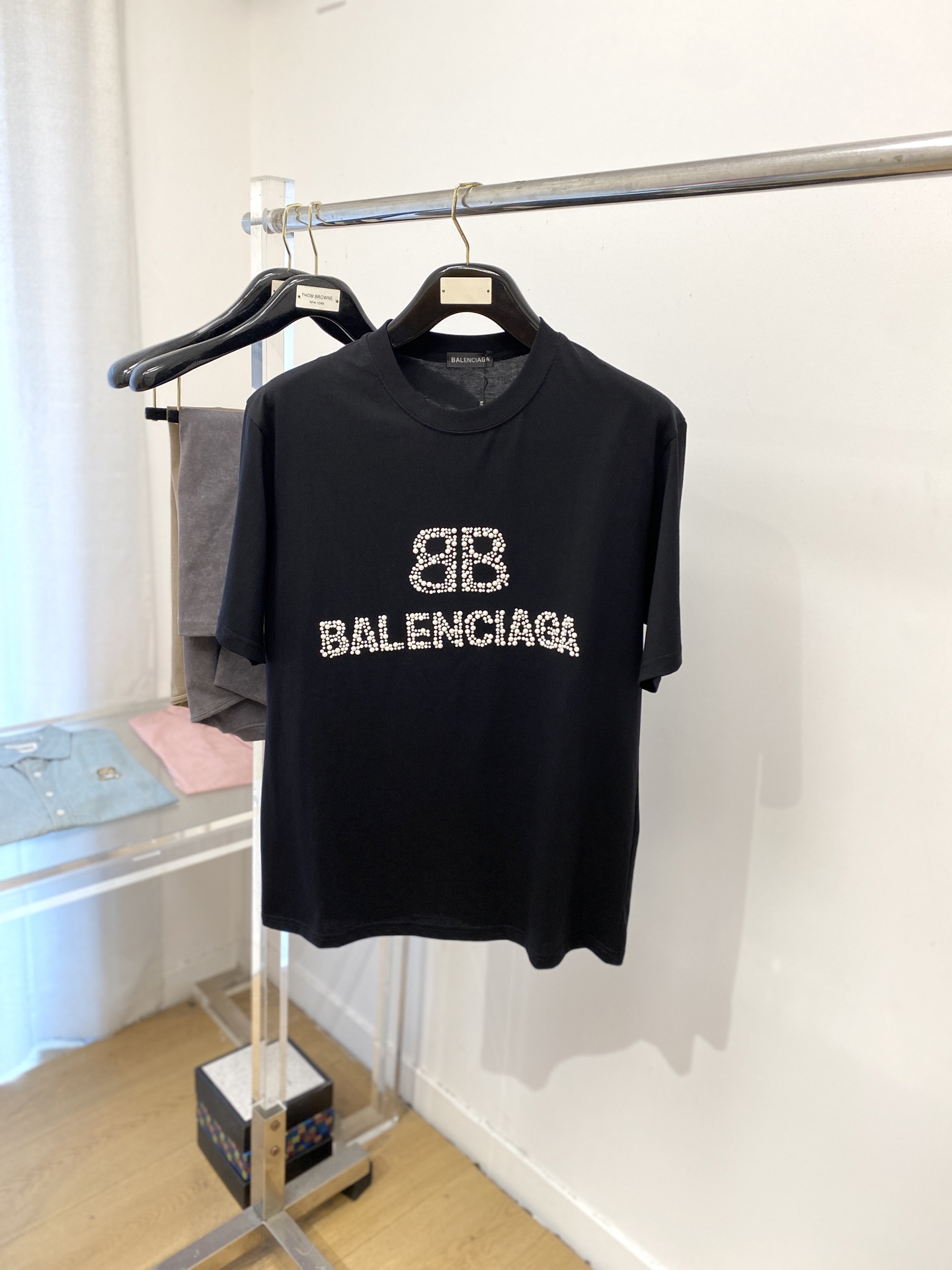 NO:775766,Balenciaga, 2026 new short-sleeved T-shirt, handsome and fashionable, top-notch rhinestone letter logo on the chest, simple and versatile. The fabric cotton is not only crisp and maintains the trendy silhouette, but also comfortable to wear, and the yarn is more delicate. Size S-XXL, balenciaga, T-shirt, tees, t-shirt,19860909巴黎世家、2026新品短袖T恤,帅气时尚,胸前顶级烫钻字母图案logo,简约百搭款.面料棉 不仅挺括,保持潮流的廓形,又穿着舒适,纱织更细腻,码数S-XXL,,balenciaga,T-shirt,tees，t-shirt,,Men's clothing