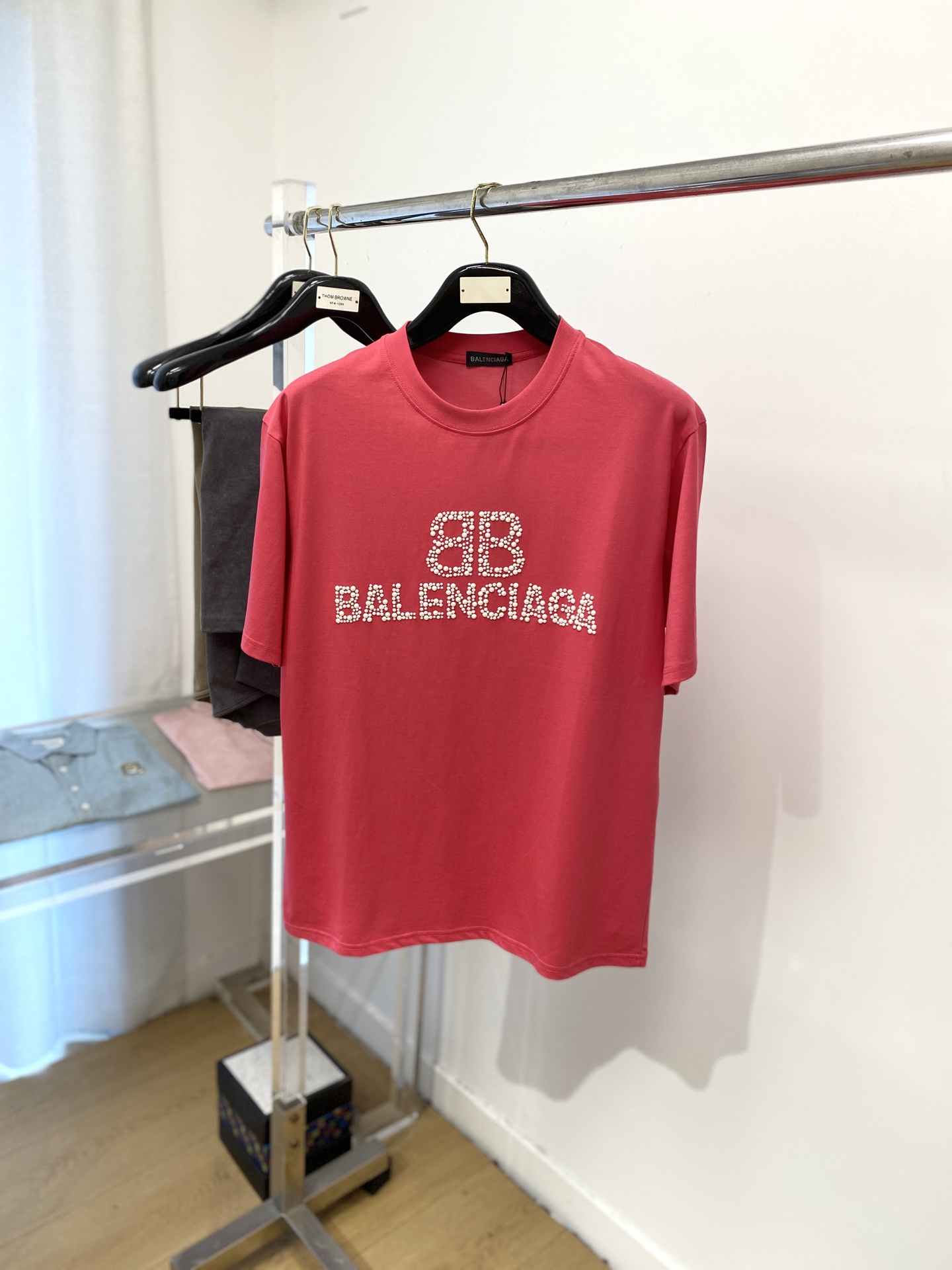 NO:463589,Balenciaga, 2025 new short-sleeved T-shirt, handsome and fashionable, top-grade hot diamond letter pattern logo on the chest, simple and versatile style. Fabric cotton is not only crisp, maintains a fashionable silhouette, but also comfortable to wear, and the yarn is more delicate, S-XXL, balenciaga, T-shirt, tees, t-shirt, alexander wang19860909巴黎世家、2025新品短袖T恤,帅气时尚,胸前顶级烫钻字母图案logo,简约百搭款.面料棉 不仅挺括,保持潮流的廓形,又穿着舒适,纱织更细腻,码数S-XXL,,balenciaga,T-shirt,tees，t-shirt,alexander wang,Men's clothing