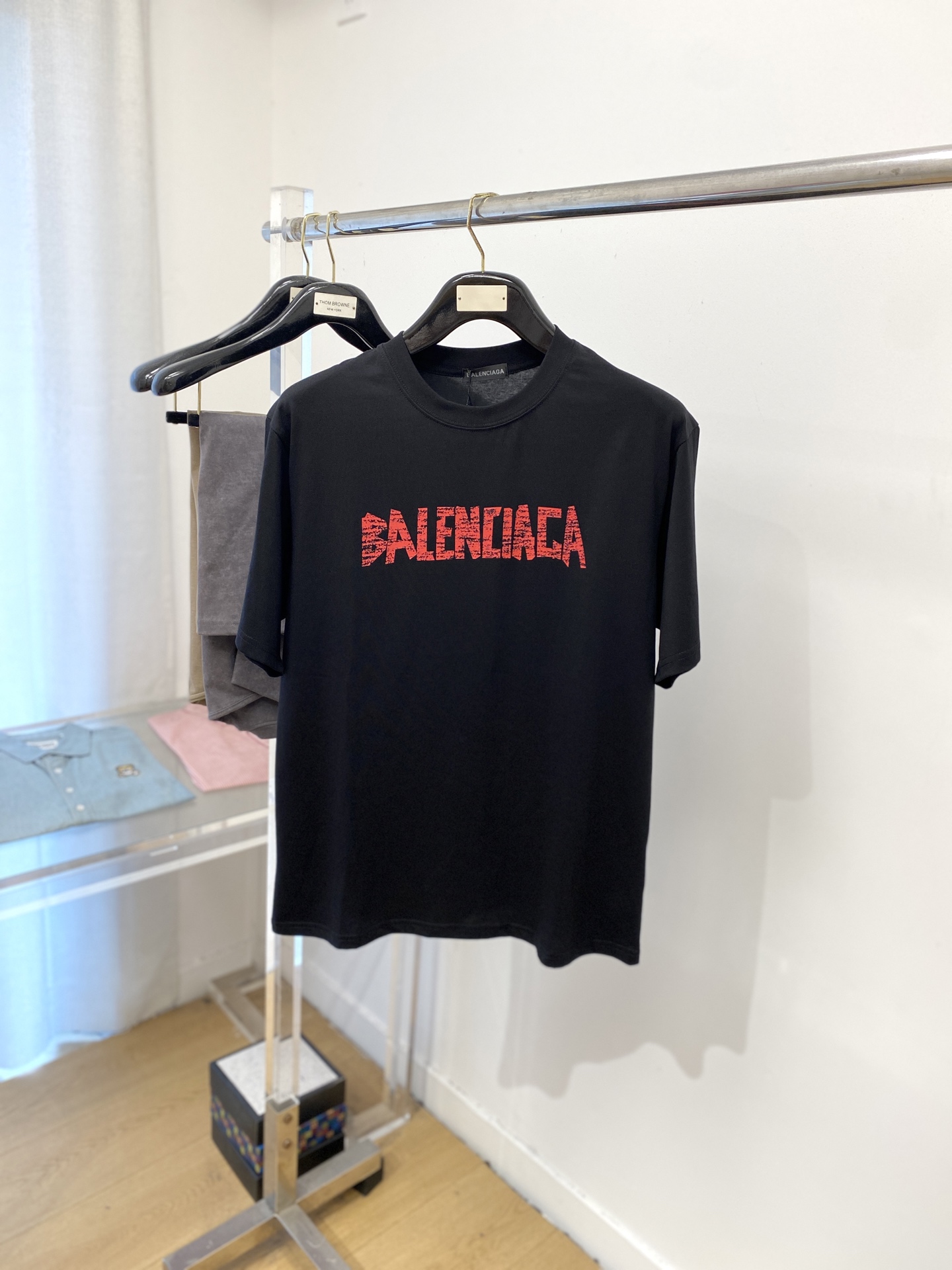 NO:775760,Balenciaga, 2026 new short-sleeved T-shirt, handsome and fashionable, top-notch printed letter logo on the chest, simple and versatile. The fabric cotton is not only crisp and maintains the trendy silhouette, but also comfortable to wear, and the yarn is more delicate. Size S-XXL, balenciaga, T-shirt, tees, t-shirt,19860909巴黎世家、2026新品短袖T恤,帅气时尚,胸前顶级印花字母logo,简约百搭款.面料棉 不仅挺括,保持潮流的廓形,又穿着舒适,纱织更细腻,码数S-XXL,,balenciaga,T-shirt,tees，t-shirt,,Men's clothing