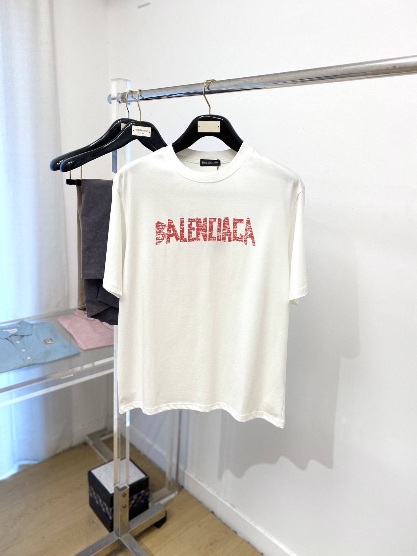 NO:463566,Balenciaga, 2025 new short-sleeved T-shirt, handsome and fashionable, top printed letter logo on the chest, simple and versatile style. Fabric cotton is not only crisp, maintains the trendy silhouette, but also comfortable to wear, and the yarn is more delicate, S-XXL, balenciaga, T-shirt, tees, t-shirt, alexander wang19860909巴黎世家、2025新品短袖T恤,帅气时尚,胸前顶级印花字母logo,简约百搭款.面料棉 不仅挺括,保持潮流的廓形,又穿着舒适,纱织更细腻,码数S-XXL,,balenciaga,T-shirt,tees，t-shirt,alexander wang,Men's clothing