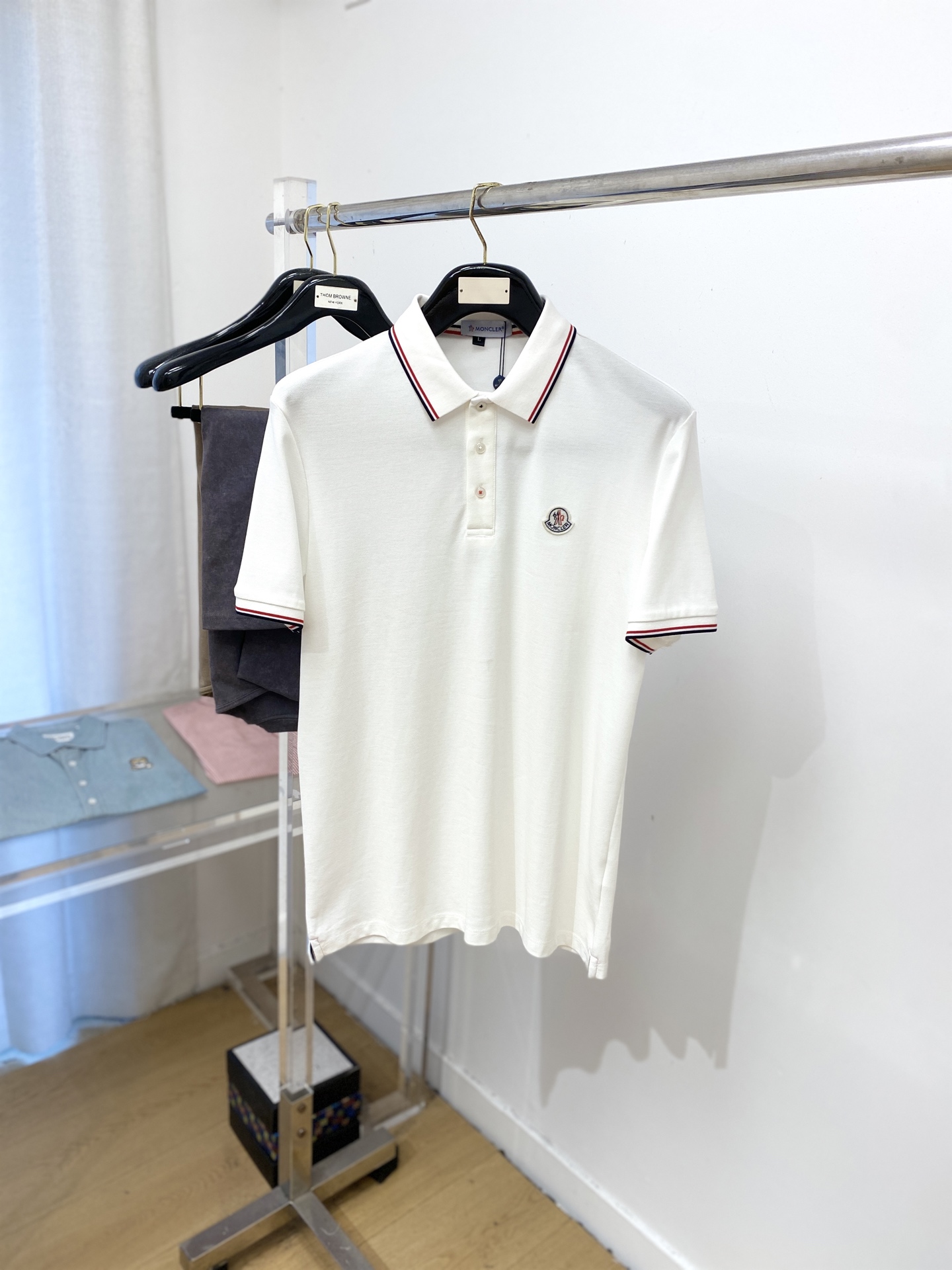 NO:463585,The masked mouth, 2025 new short-sleeved T-shirt, handsome and fashionable, exquisite embroidered decorative pattern logo on the chest, simple and versatile style. The fabric cotton is not only crisp, maintains the trendy silhouette, but also comfortable to wear, and the yarn is more delicate, the number M-3XL, Moncler, T-shirt, tees, t-shirt, alexander wang19860909蒙口、2025新品短袖T恤,帅气时尚,胸前精致刺绣装饰图案logo,简约百搭款.面料棉 不仅挺括,保持潮流的廓形,又穿着舒适,纱织更细腻,码数M-3XL,,Moncler,T-shirt,tees，t-shirt,alexander wang,Men's clothing