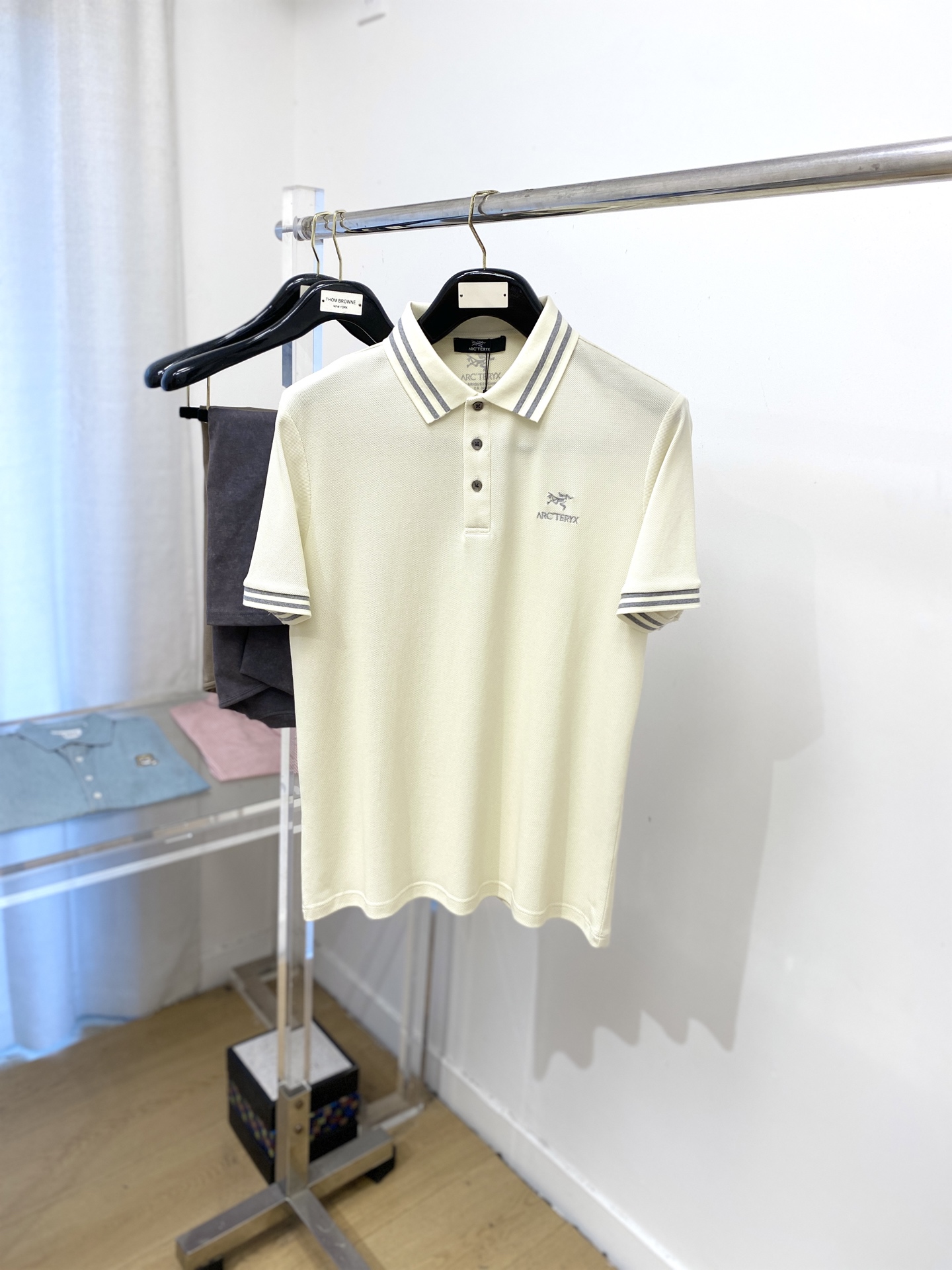 NO:463591,Archaeoptera Bird, 2025 new short-sleeved T-shirt, handsome and fashionable, exquisite embroidered letter pattern logo on the chest, simple and versatile style. Fabric cotton is not only crisp, maintains a fashionable silhouette, but also comfortable to wear, and the yarn is more delicate, the number M-3XL, arc'teryx, T-shirt,tees, t-shirt, alexander wang19860909始祖鸟、2025新品短袖T恤,帅气时尚,胸前精致刺绣字母图案logo,简约百搭款.面料棉 不仅挺括,保持潮流的廓形,又穿着舒适,纱织更细腻,码数M-3XL,arc'teryx,T-shirt,tees，t-shirt,alexander wang,Men's clothing