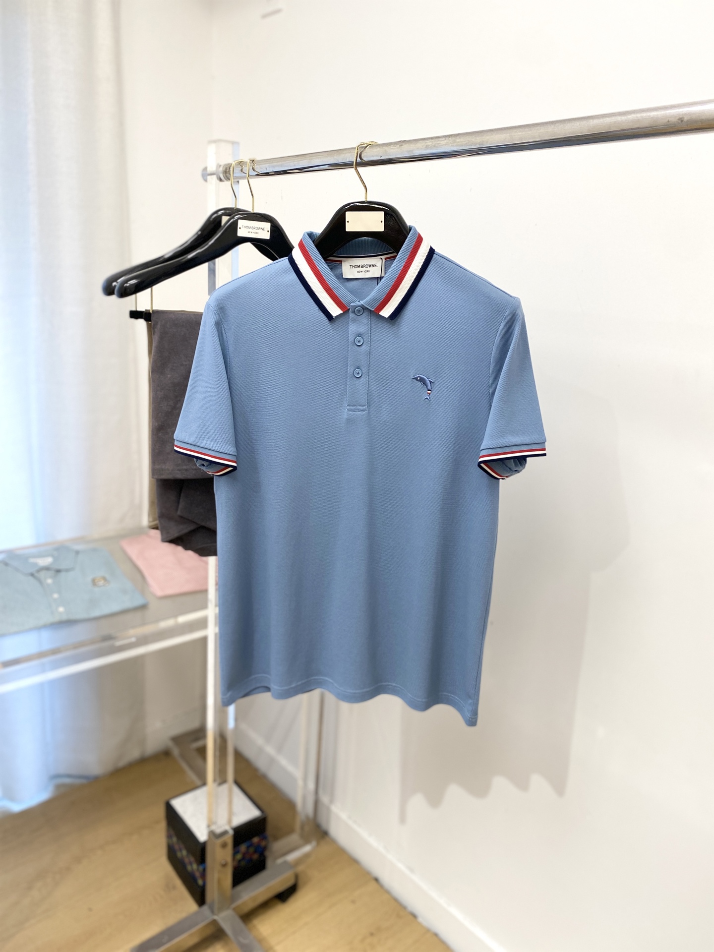 NO:463595,TB, 2025 new short-sleeved T-shirt, handsome and fashionable, exquisite embroidered pattern logo on the chest, simple and versatile style. Fabric cotton is not only crisp, maintains a fashionable silhouette, but also comfortable to wear, and the yarn is more delicate, the number M-3XL, T-shirt,tees, t-shirt,alexander wang19860909TB、2025新品短袖T恤,帅气时尚,胸前精致刺绣图案logo,简约百搭款.面料棉 不仅挺括,保持潮流的廓形,又穿着舒适,纱织更细腻,码数M-3XL,,T-shirt,tees，t-shirt,alexander wang,Men's clothing