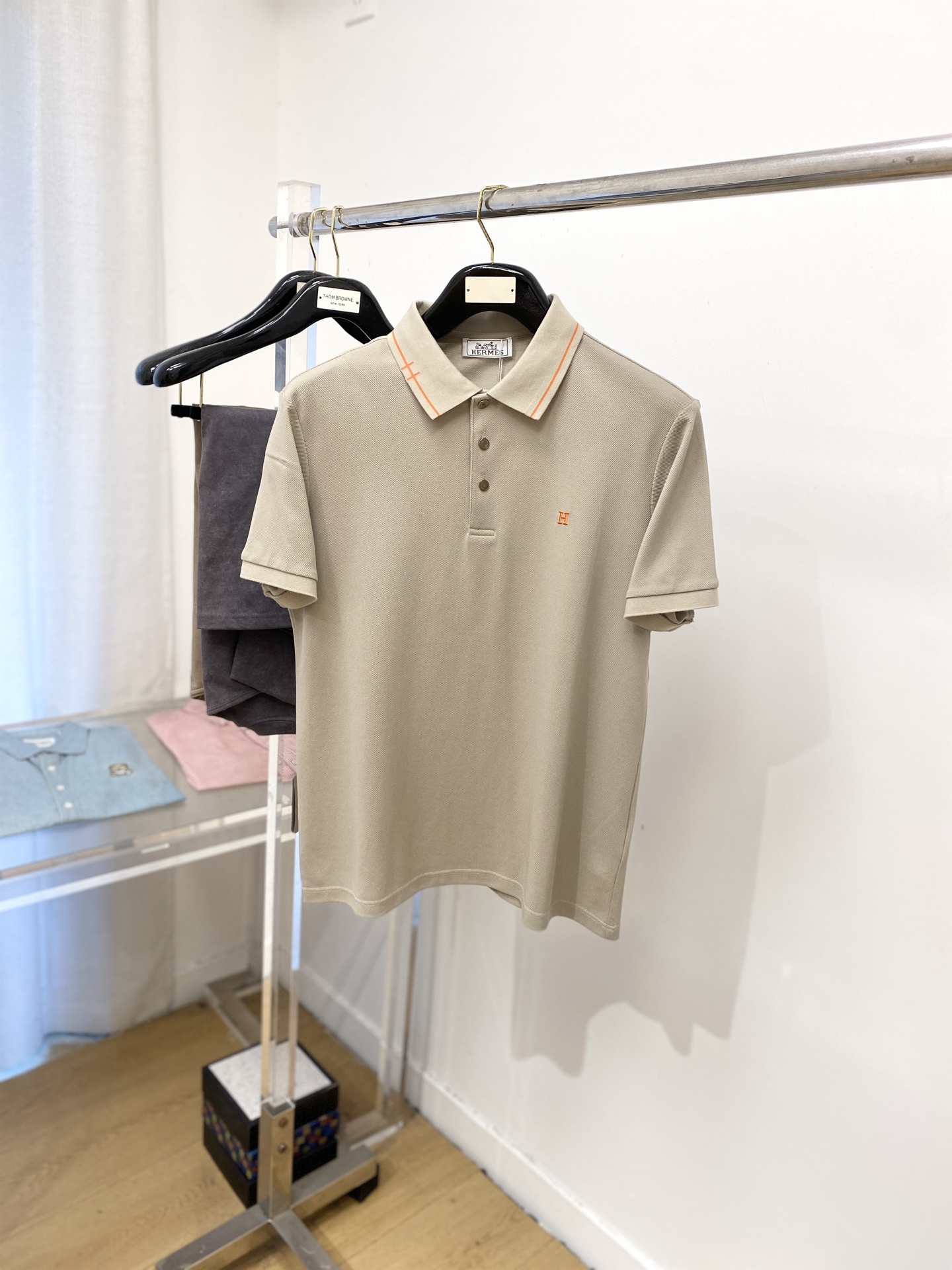 NO:463600,Hermes, 2025 new short-sleeved T-shirt, handsome and fashionable, exquisite embroidered letter logo on the chest, simple and versatile style. The fabric cotton is not only crisp, maintains the trendy silhouette, but also comfortable to wear, and the yarn is more delicate, the number M-3XL, hermes, T-shirt,tees, t-shirt,alexander wang19860909爱马仕、2025新品短袖T恤,帅气时尚,胸前精致刺绣字母logo,简约百搭款.面料棉 不仅挺括,保持潮流的廓形,又穿着舒适,纱织更细腻,码数M-3XL,,hermes,T-shirt,tees，t-shirt,alexander wang,Men's clothing