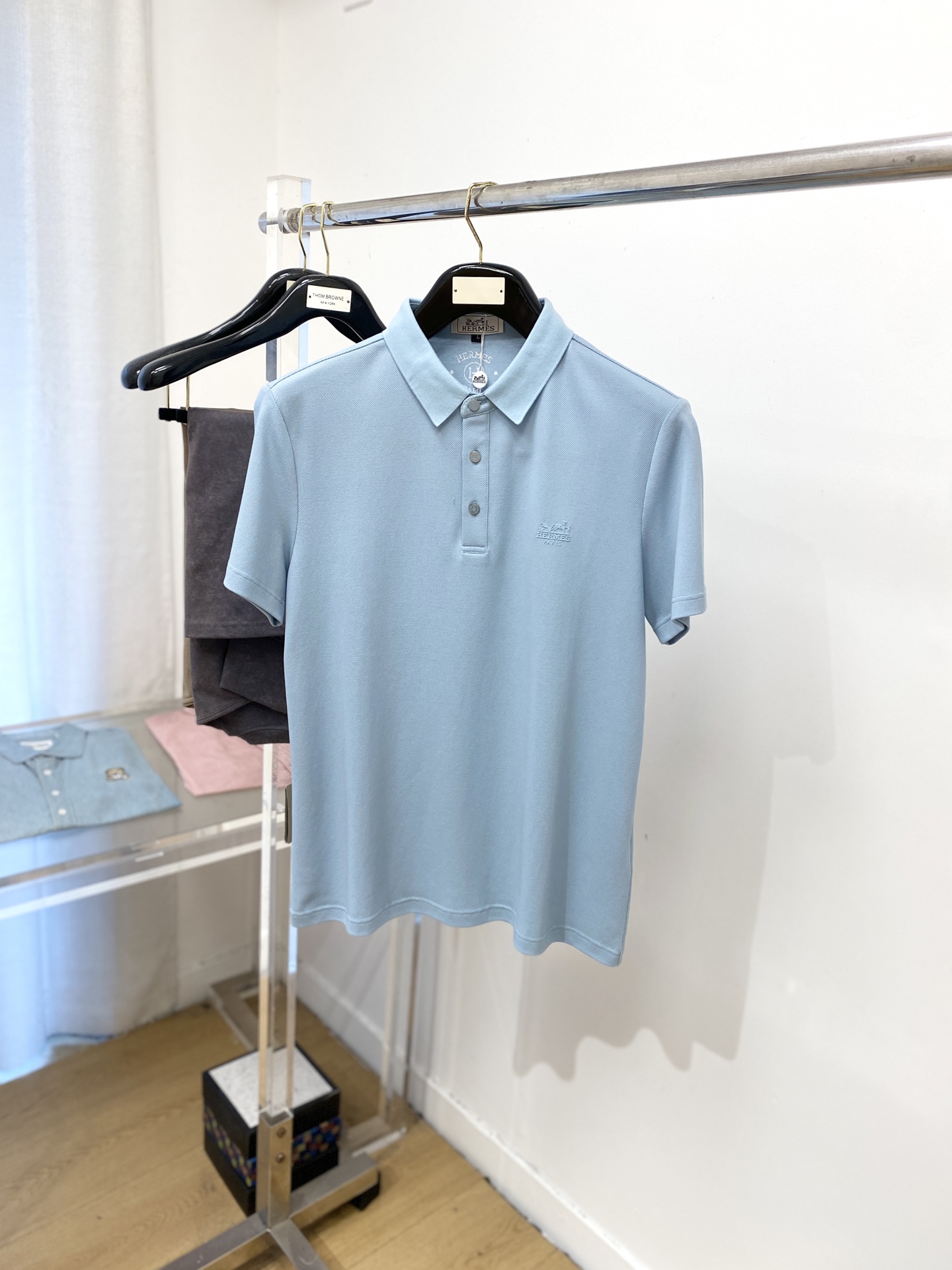 NO:463606,Hermes, 2025 new short-sleeved T-shirt, handsome and fashionable, top-grade glue-printed letter logo on the chest, simple and versatile style. Fabric cotton is not only crisp, maintains a fashionable silhouette, but also comfortable to wear, and the yarn is more delicate, the number M-3XL, hermes, T-shirt,tees, t-shirt,alexander wang19860909爱马仕、2025新品短袖T恤,帅气时尚,胸前顶级印胶图案字母logo,简约百搭款.面料棉 不仅挺括,保持潮流的廓形,又穿着舒适,纱织更细腻,码数M-3XL,,hermes,T-shirt,tees，t-shirt,alexander wang,Men's clothing