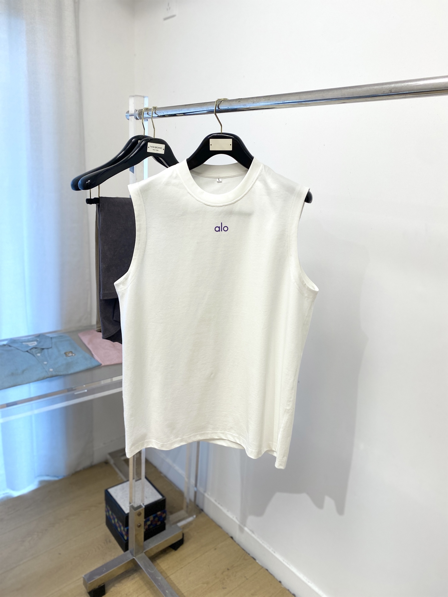 NO:458761,alo fashion brand, new vest T-shirt in 2025, handsome and fashionable, top-level direct-spray letter logo on the chest, simple and versatile style. Fabric cotton is not only crisp, maintains the trendy silhouette, but also comfortable to wear, and the yarn is more delicate, the number M-3XL, tees, t-shirt, alexander wang19860909alo 时尚潮牌、2025新品背心T恤,帅气时尚,胸口顶级直喷字母logo,简约百搭款.面料棉 不仅挺括,保持潮流的廓形,又穿着舒适,纱织更细腻,码数M-3XL,,tees，t-shirt,alexander wang,Men's clothing