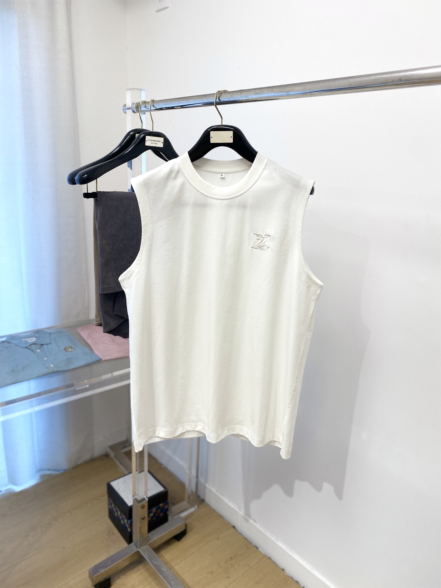 NO:458739,Louis Vuitton, 2025 new vest T-shirt, handsome and fashionable, exquisite embroidered letter logo on the chest, simple and versatile style. Fabric cotton is not only crisp, maintains the trendy silhouette, and is comfortable to wear, and the yarn is more delicate, the number M-3XL, louis vuitton,tees, t-shirt, alexander wang19860909路易威登、2025新品背心T恤,帅气时尚,胸前精致刺绣字母logo,简约百搭款.面料棉 不仅挺括,保持潮流的廓形,又穿着舒适,纱织更细腻,码数M-3XL,,louis vuitton,tees，t-shirt,alexander wang,Men's clothing