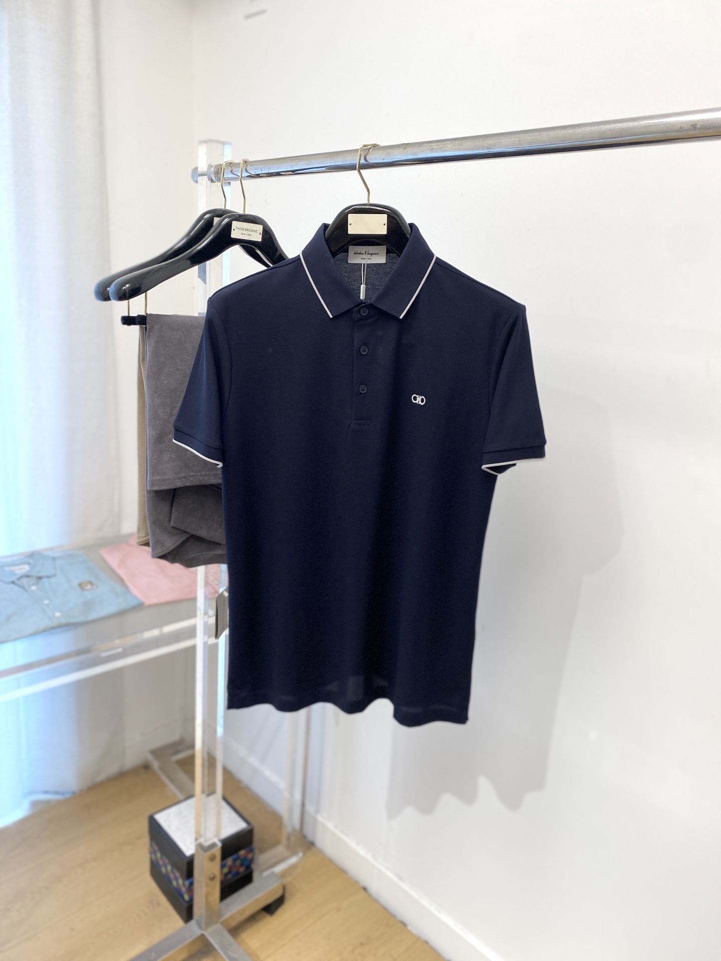 NO:492781,Ferragamo, 2025 new short-sleeved T-shirt, handsome and fashionable, exquisite embroidered pattern logo on the chest, simple and versatile style. Fabric cotton is not only crisp, maintains a fashionable silhouette, but also comfortable to wear, and the yarn is more delicate, the number M-3XL, ferragamo, T-shirt, tees, t-shirt, alexander wang19860909菲拉格慕、2025新品短袖T恤,帅气时尚,胸前精致刺绣图案logo,简约百搭款.面料棉 不仅挺括,保持潮流的廓形,又穿着舒适,纱织更细腻,码数M-3XL,,ferragamo,T-shirt,tees，t-shirt,alexander wang,Men's clothing