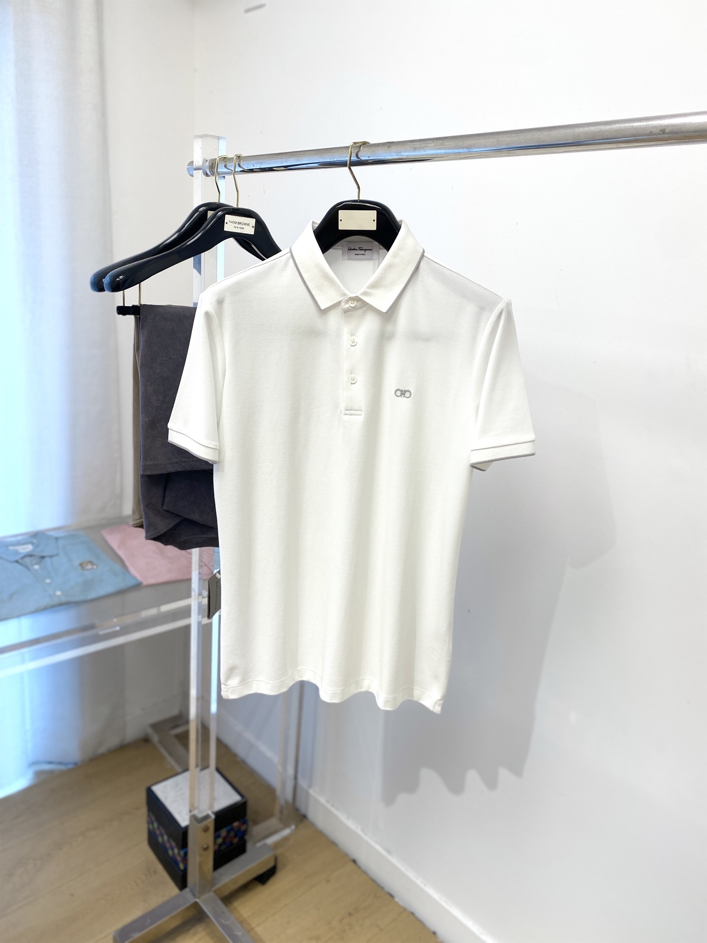 NO:460963,Ferragamo, 2025 new short-sleeved T-shirt, handsome and fashionable, exquisite embroidered pattern logo on the chest, simple and versatile style. Fabric cotton is not only crisp, maintains a fashionable silhouette, and is comfortable to wear, with more delicate yarn. The number of digits M-3XL, ferragamo, T-shirt, tees, t-shirt, alexander wang19860909菲拉格慕、2025新品短袖T恤,帅气时尚,胸前精致刺绣图案logo,简约百搭款.面料棉 不仅挺括,保持潮流的廓形,又穿着舒适,纱织更细腻,码数M-3XL,,ferragamo,T-shirt,tees，t-shirt,alexander wang,Men's clothing