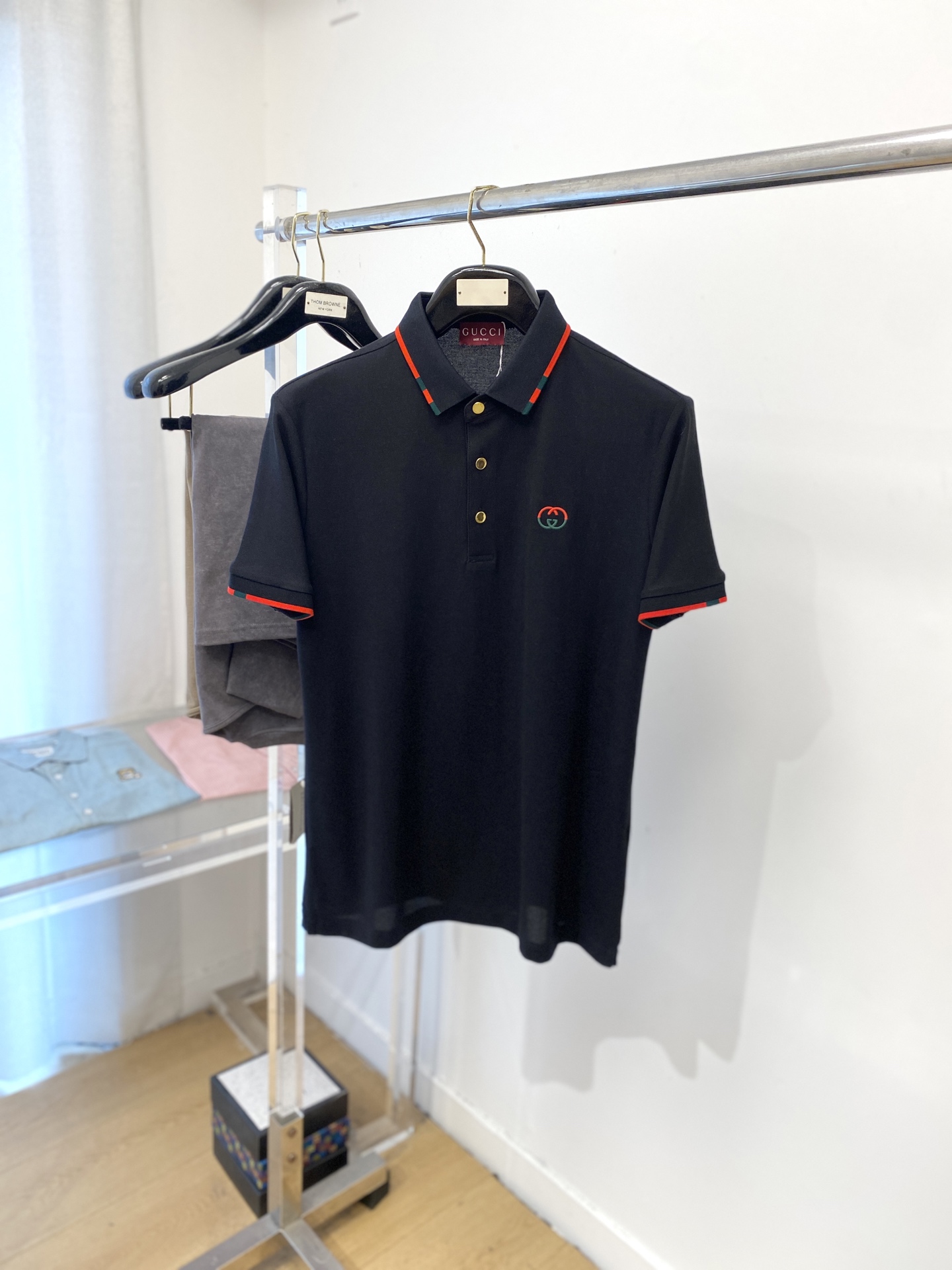 NO:460970,Guqi, 2025 new short-sleeved T-shirt, handsome and fashionable, exquisite embroidered letter logo on the chest, simple and versatile style. The fabric cotton is not only crisp, maintains the trendy silhouette, but also comfortable to wear, and the yarn is more delicate, the number M-3XL, T-shirt,tees, t-shirt,alexander wang19860909古奇、2025新品短袖T恤,帅气时尚,胸前精致刺绣字母logo,简约百搭款.面料棉 不仅挺括,保持潮流的廓形,又穿着舒适,纱织更细腻,码数M-3XL,,T-shirt,tees，t-shirt,alexander wang,Men's clothing