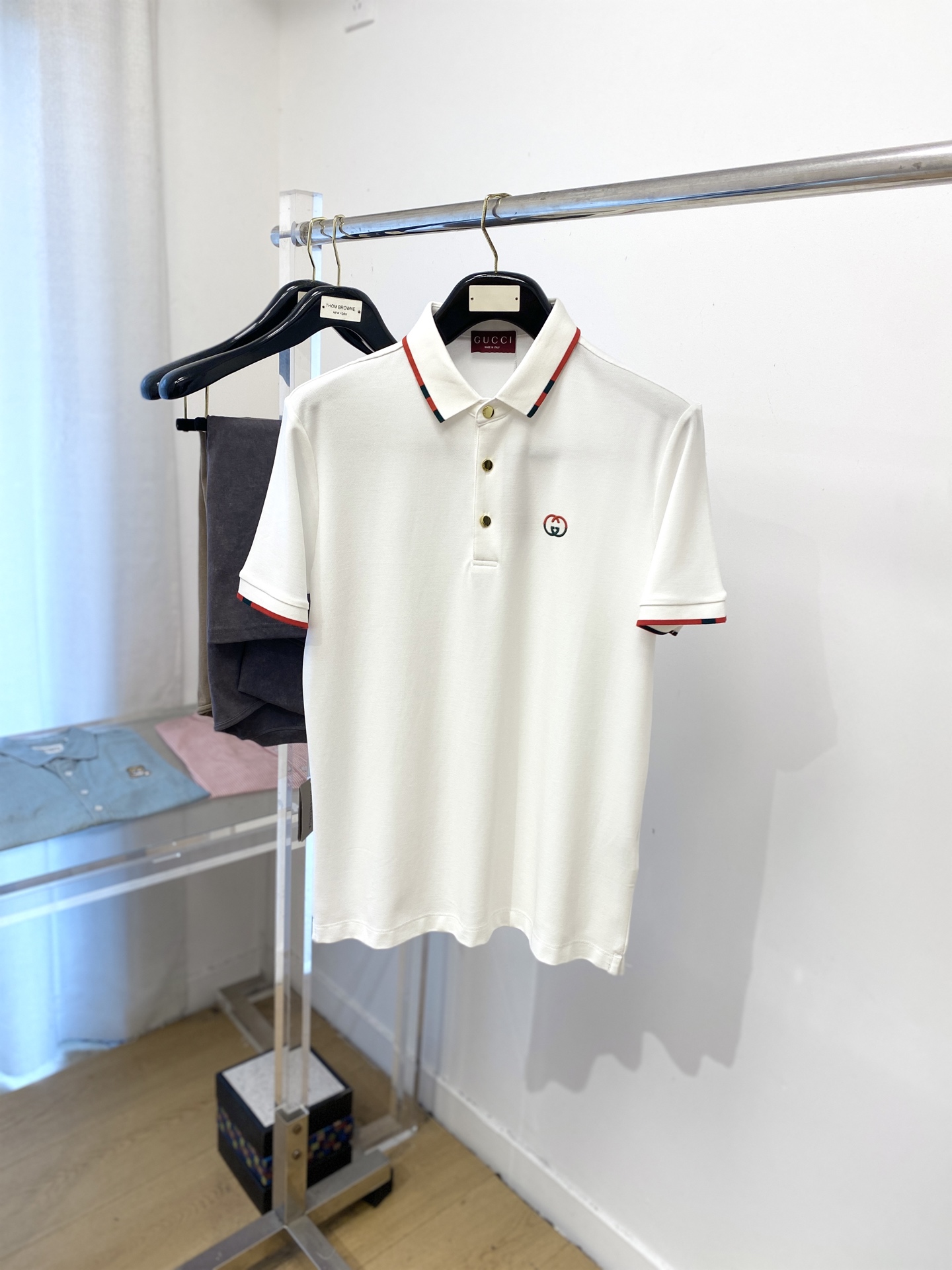 NO:492774,Guqi, 2025 new short-sleeved T-shirt, handsome and fashionable, exquisite embroidered letter logo on the chest, simple and versatile style. The fabric cotton is not only crisp, maintains the trendy silhouette, but also comfortable to wear, and the yarn is more delicate, the number M-3XL, T-shirt,tees, t-shirt,alexander wang19860909古奇、2025新品短袖T恤,帅气时尚,胸前精致刺绣字母logo,简约百搭款.面料棉 不仅挺括,保持潮流的廓形,又穿着舒适,纱织更细腻,码数M-3XL,,T-shirt,tees，t-shirt,alexander wang,Men's clothing