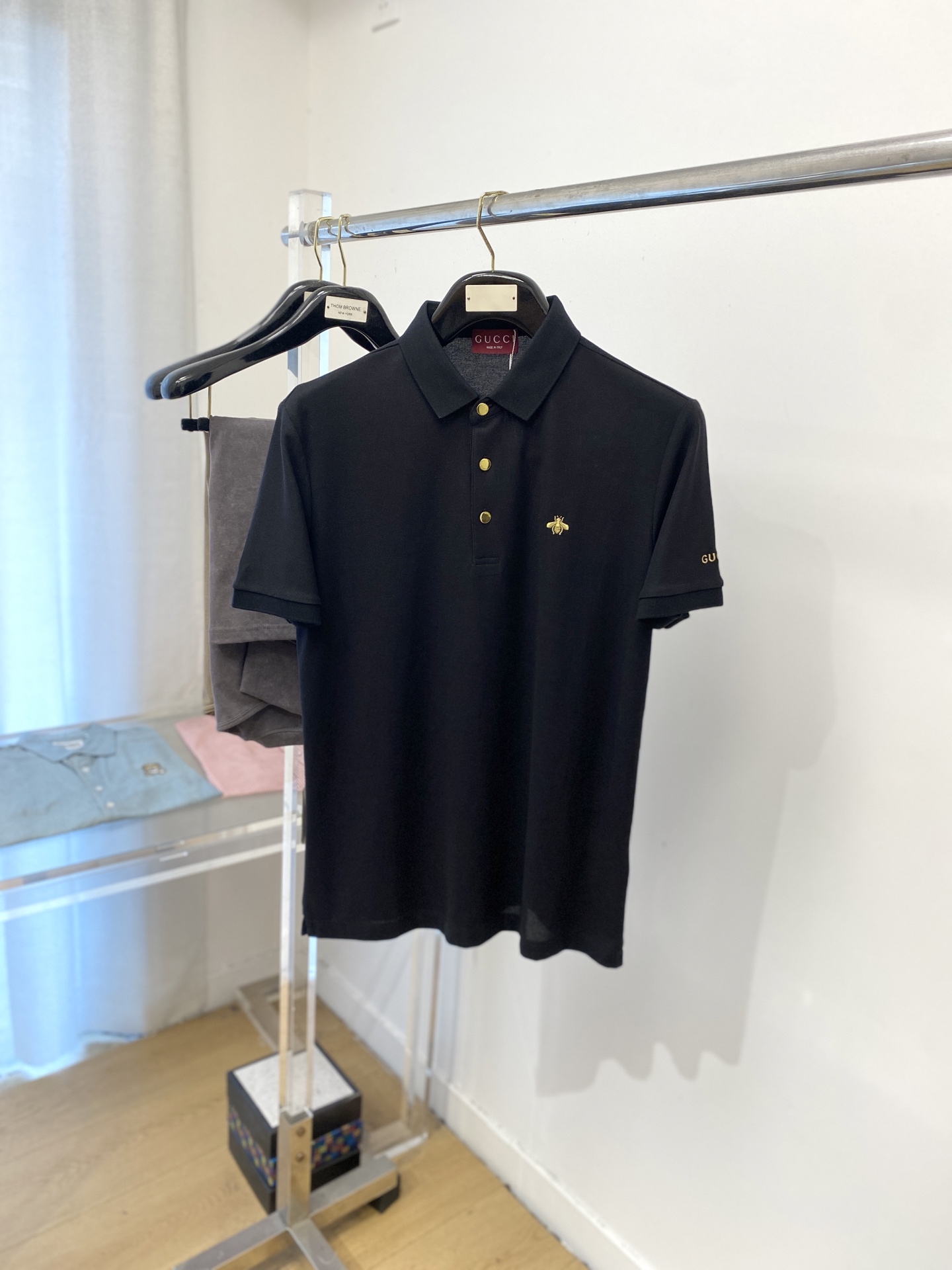 NO:489737,Guqi, 2025 new short-sleeved T-shirt, handsome and fashionable, exquisite embroidered pattern logo on the chest, simple and versatile style. The fabric cotton is not only crisp, maintains the trendy silhouette, and is also comfortable to wear, and the yarn is more delicate, the number M-3XL, T-shirt,tees, t-shirt,alexander wang19860909古奇、2025新品短袖T恤,帅气时尚,胸前精致刺绣图案logo,简约百搭款.面料棉 不仅挺括,保持潮流的廓形,又穿着舒适,纱织更细腻,码数M-3XL,,T-shirt,tees，t-shirt,alexander wang,Men's clothing