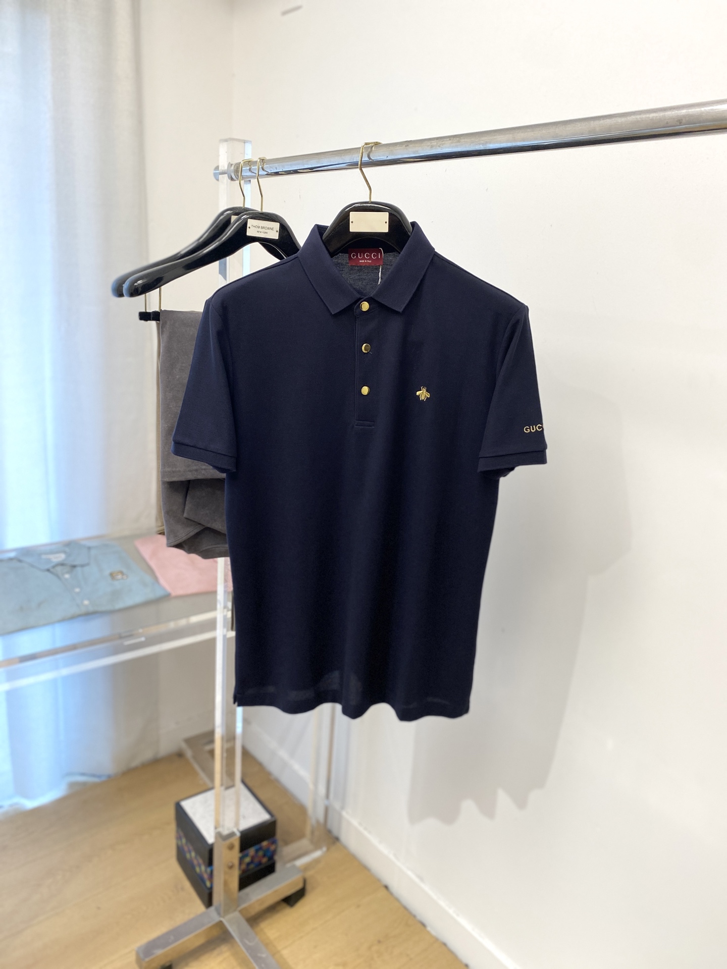 NO:460977,Guqi, 2025 new short-sleeved T-shirt, handsome and fashionable, exquisite embroidered pattern logo on the chest, simple and versatile style. The fabric cotton is not only crisp, maintains the trendy silhouette, and is also comfortable to wear, and the yarn is more delicate, the number M-3XL, T-shirt,tees, t-shirt,alexander wang19860909古奇、2025新品短袖T恤,帅气时尚,胸前精致刺绣图案logo,简约百搭款.面料棉 不仅挺括,保持潮流的廓形,又穿着舒适,纱织更细腻,码数M-3XL,,T-shirt,tees，t-shirt,alexander wang,Men's clothing