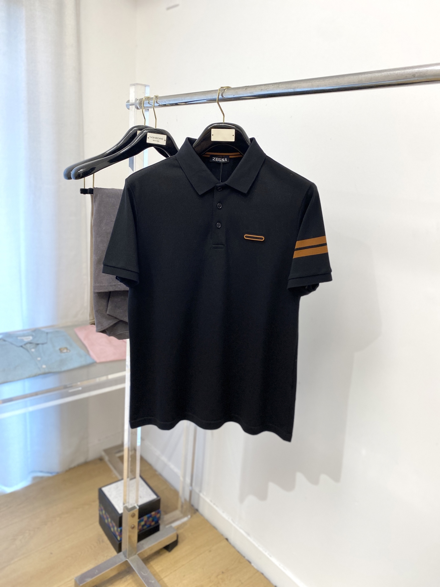 NO:489733,Zenia, 2025 new short-sleeved T-shirt, handsome and fashionable, with concave and concave decorative pattern logo on the chest, simple and versatile style. Fabric cotton is not only crisp, maintains a fashionable silhouette, but also comfortable to wear, and the yarn is more delicate, the number M-3XL, zegna, T-shirt,tees, t-shirt,alexander wang19860909杰尼亚、2025新品短袖T恤,帅气时尚,胸前凹凸装饰图案logo,简约百搭款.面料棉 不仅挺括,保持潮流的廓形,又穿着舒适,纱织更细腻,码数M-3XL,,zegna,T-shirt,tees，t-shirt,alexander wang,Men's clothing