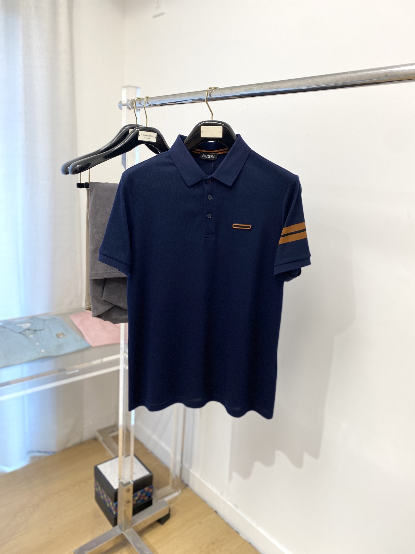 NO:460984,Zenia, 2025 new short-sleeved T-shirt, handsome and fashionable, with concave and concave decorative pattern logo on the chest, simple and versatile style. Fabric cotton is not only crisp, maintains a fashionable silhouette, but also comfortable to wear, and the yarn is more delicate, the number M-3XL, zegna, T-shirt,tees, t-shirt,alexander wang19860909杰尼亚、2025新品短袖T恤,帅气时尚,胸前凹凸装饰图案logo,简约百搭款.面料棉 不仅挺括,保持潮流的廓形,又穿着舒适,纱织更细腻,码数M-3XL,,zegna,T-shirt,tees，t-shirt,alexander wang,Men's clothing