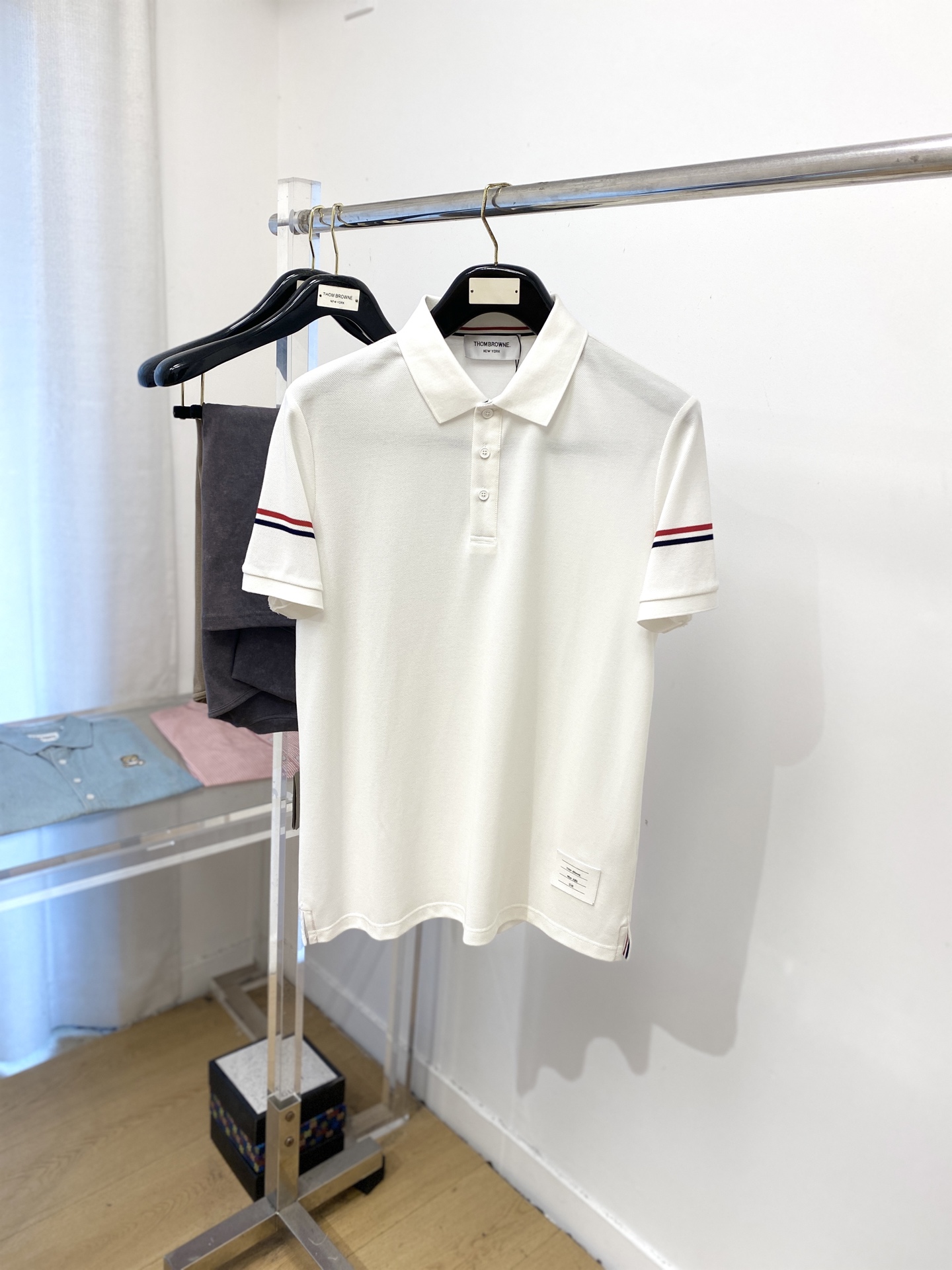 NO:460999,TB, 2025 new short-sleeved T-shirt, handsome and fashionable, embroidered webbing letter logo under the clothes, simple and versatile style. The fabric cotton is not only crisp, maintains the trendy silhouette, but also comfortable to wear, and the yarn is more delicate, the number M-3XL, T-shirt,tees, t-shirt,alexander wang19860909TB、2025新品短袖T恤,帅气时尚,衣下刺绣织带字母logo,简约百搭款.面料棉 不仅挺括,保持潮流的廓形,又穿着舒适,纱织更细腻,码数M-3XL,,T-shirt,tees，t-shirt,alexander wang,Men's clothing